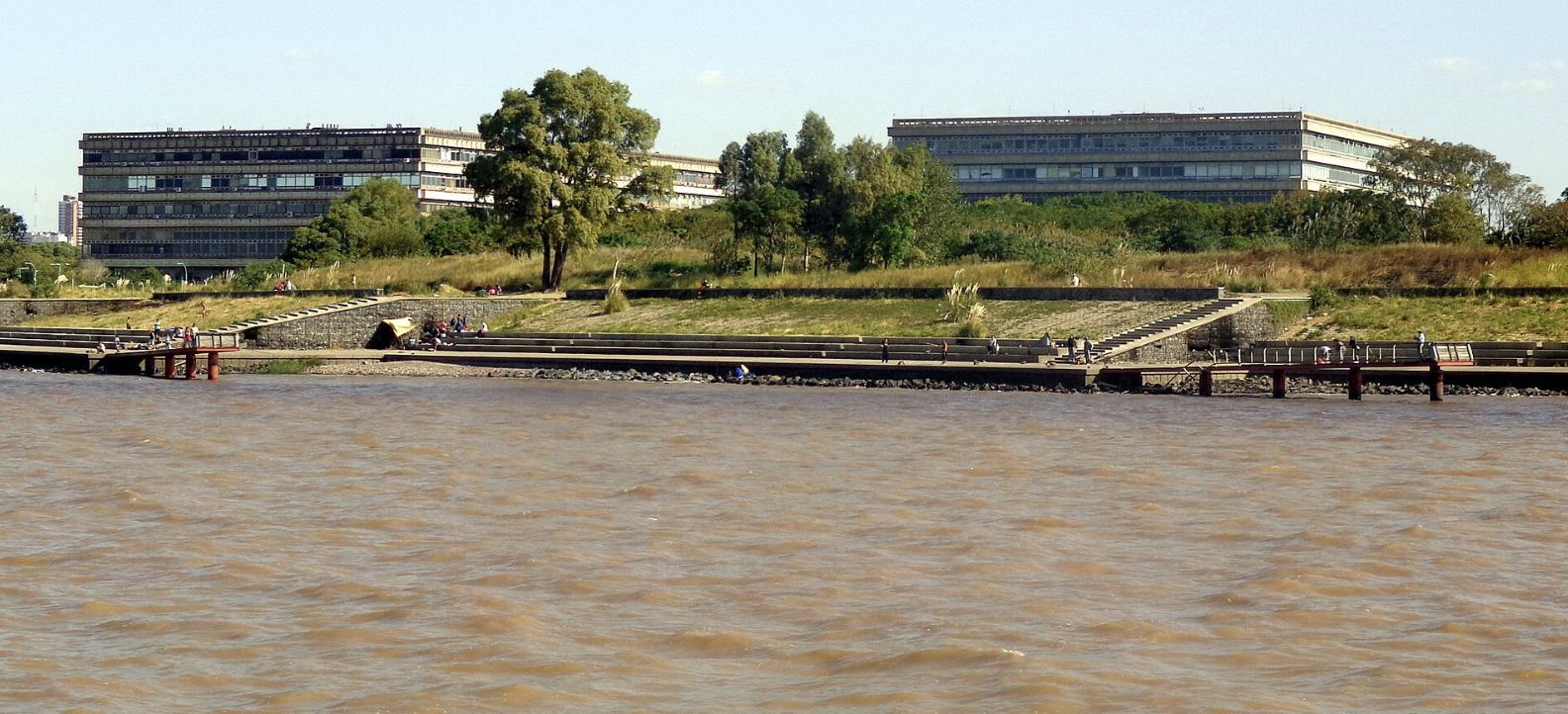 Río de la Plata, Buenos Aires: Vista de la costa y el muro de contención frente a Ciudad Universitaria. Fuente: Wiki Commons.