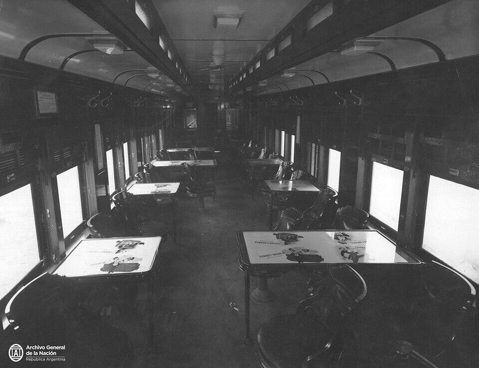 Vagón de tren antiguo con comedor.