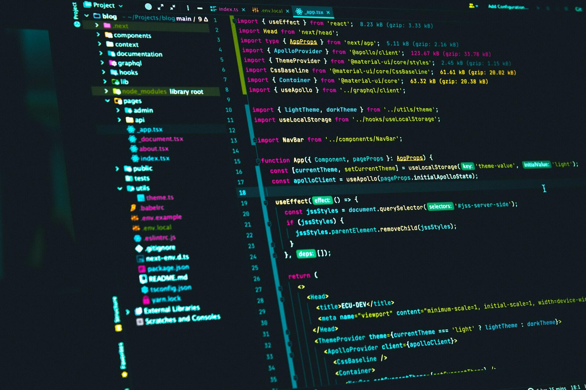 Pantalla con código de programación representando la matemática moderna e informática. Foto por Juanjo Jaramillo.