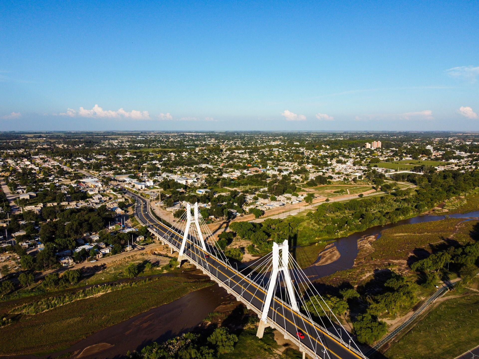 Córdoba, Argentina: toma aérea de un puente atirantado sobre el río en la ciudad. Foto: Juan Coronel.