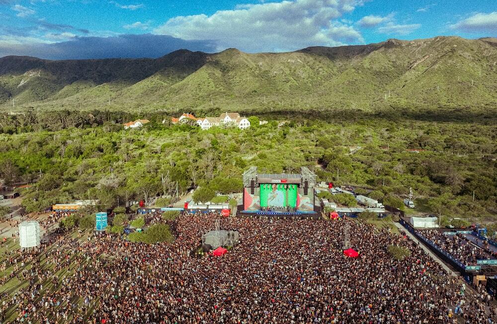 Multitud de gente frente al escenario entre las sierras.