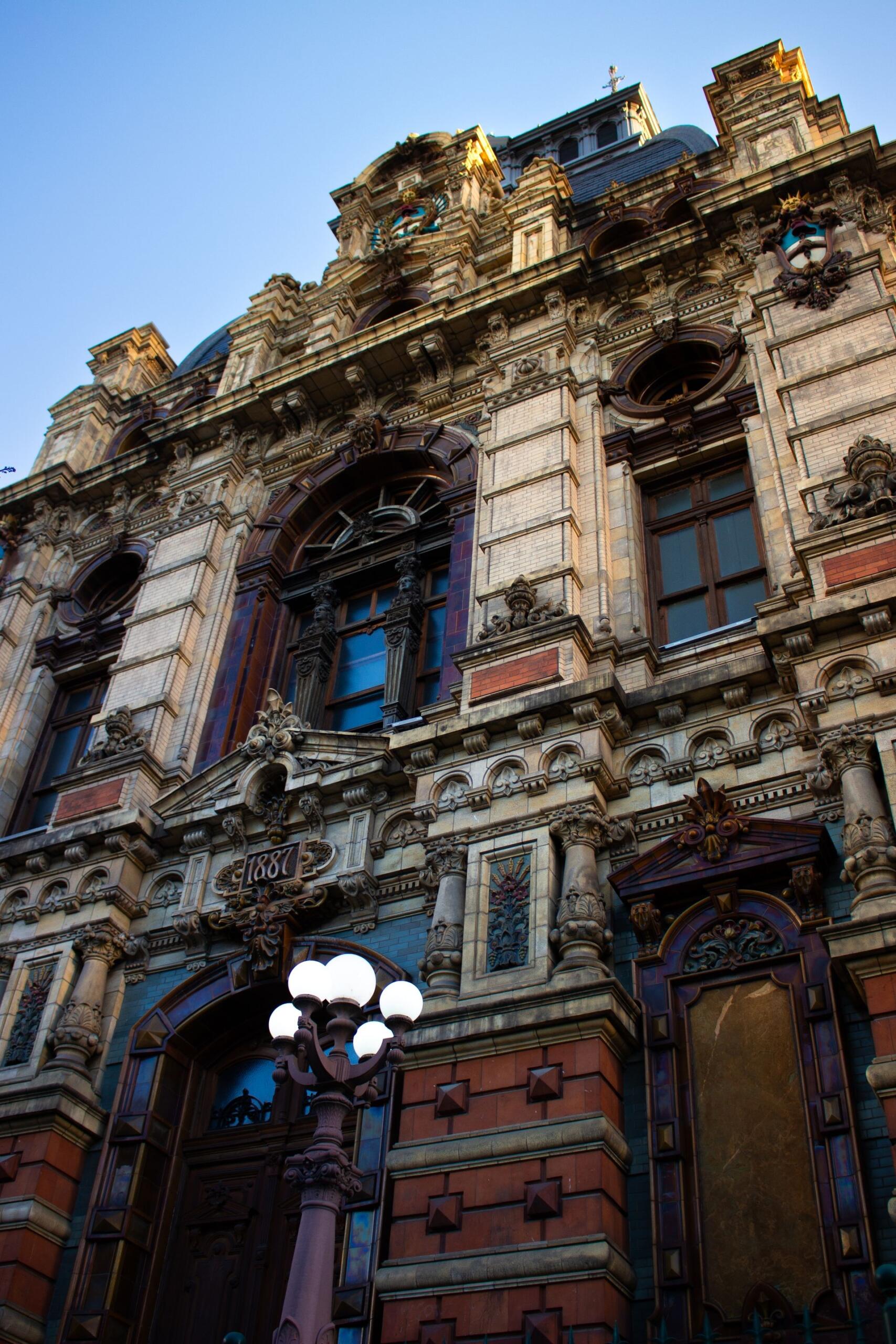 Fachada ornamentada de un edificio antiguo.
