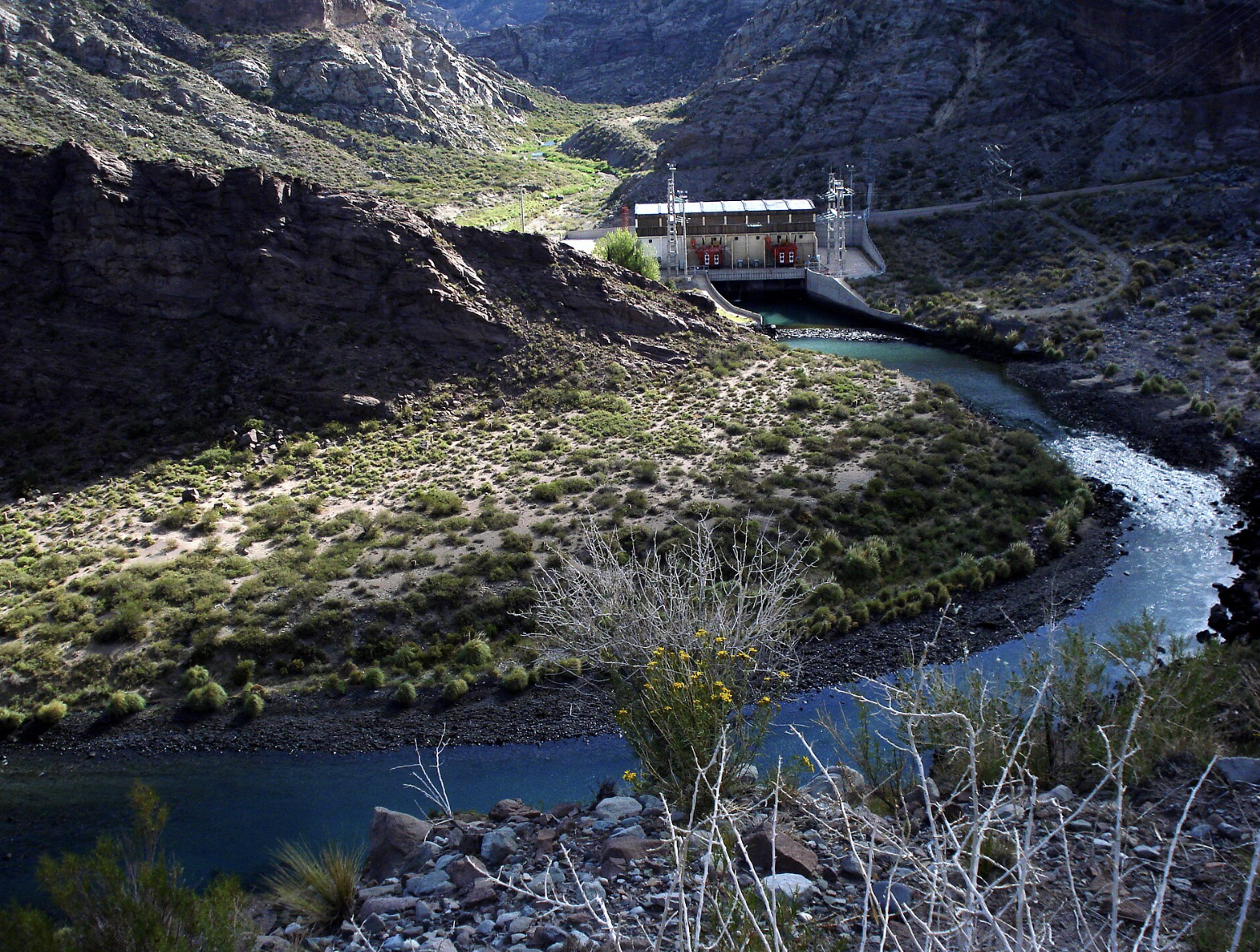 Río Diamante, Mendoza: Vista del cauce del río fluyendo entre formaciones rocosas. Fuente: Wiki Commons.
