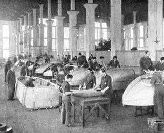Personas trabajando en la fábrica.