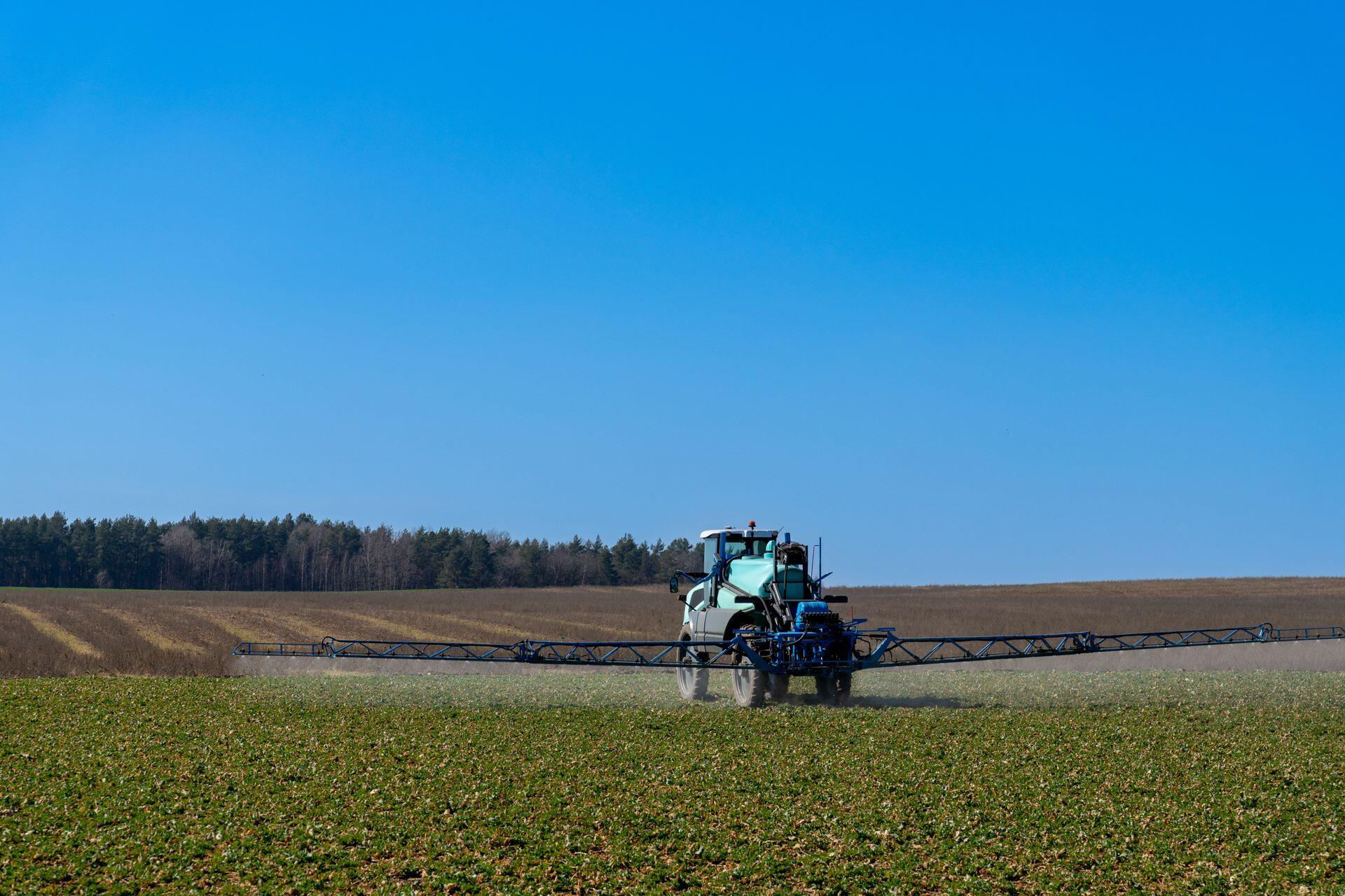 Tractor fumigador en el campo.
