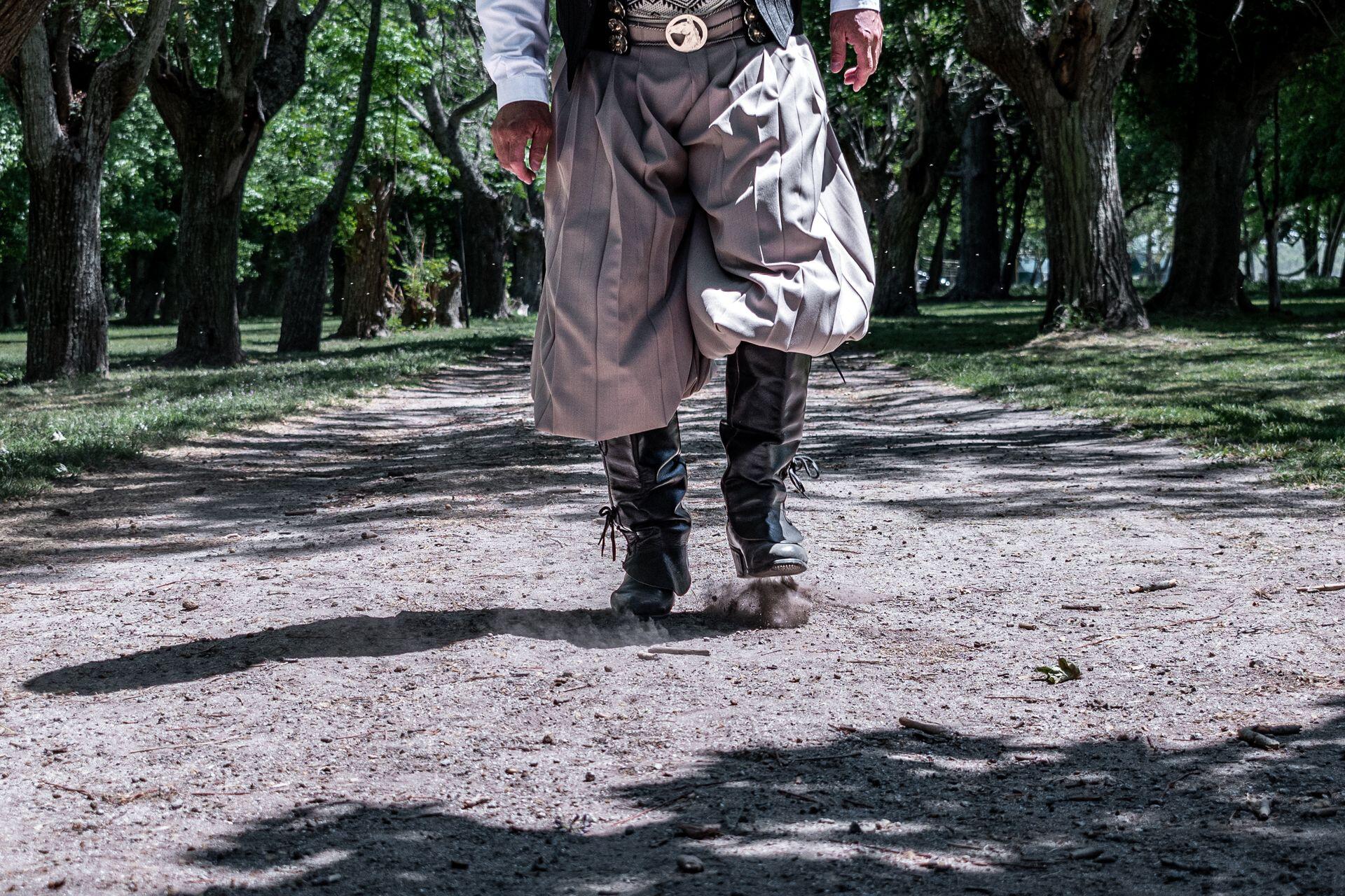 Piernas de hombre con bombachas de campo, cinturon y botas de gaucho.