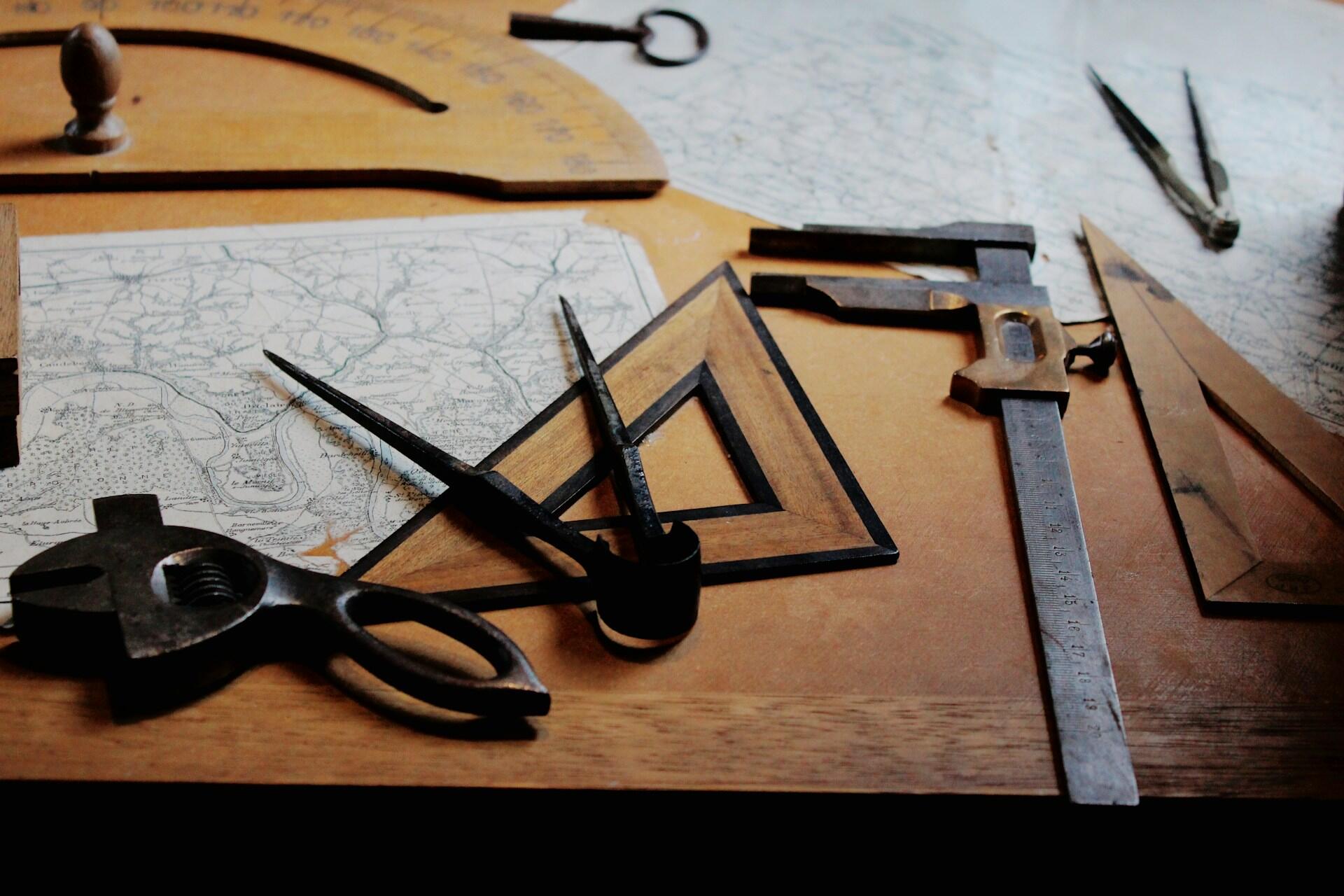 Étretat, Francia. Instrumentos antiguos de medición y mapas sobre una mesa de madera. Foto por Fleur.