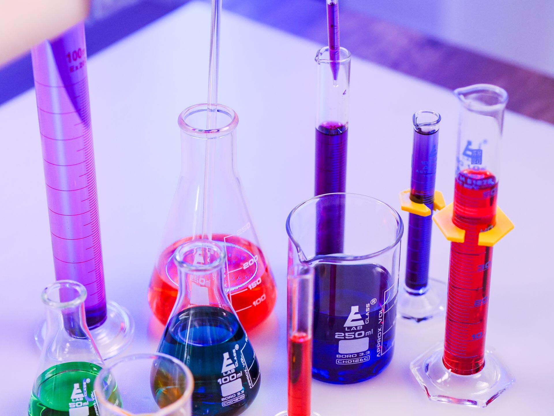 Frascos de vidrio con liquidos de coleres.
