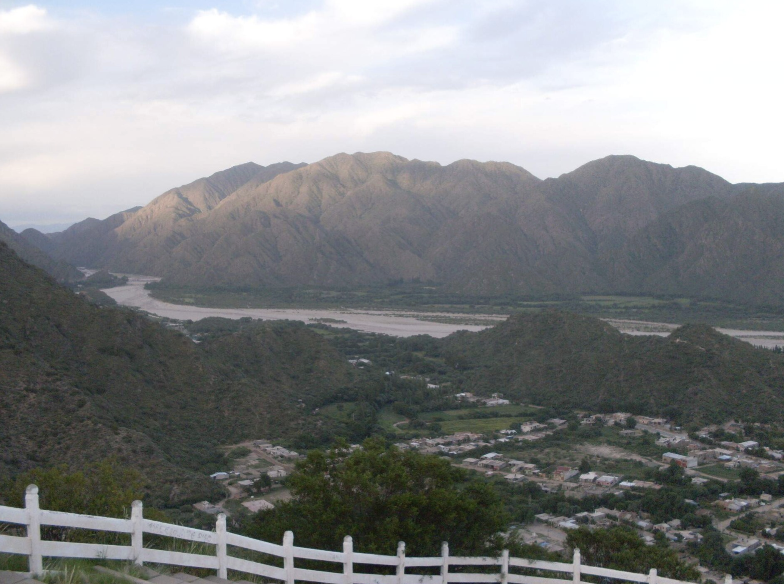 Belén, Catamarca, Argentina: ciudad de Belén y río Belén vistos desde un mirador. Fotógrafo: Wikimedia Commons.