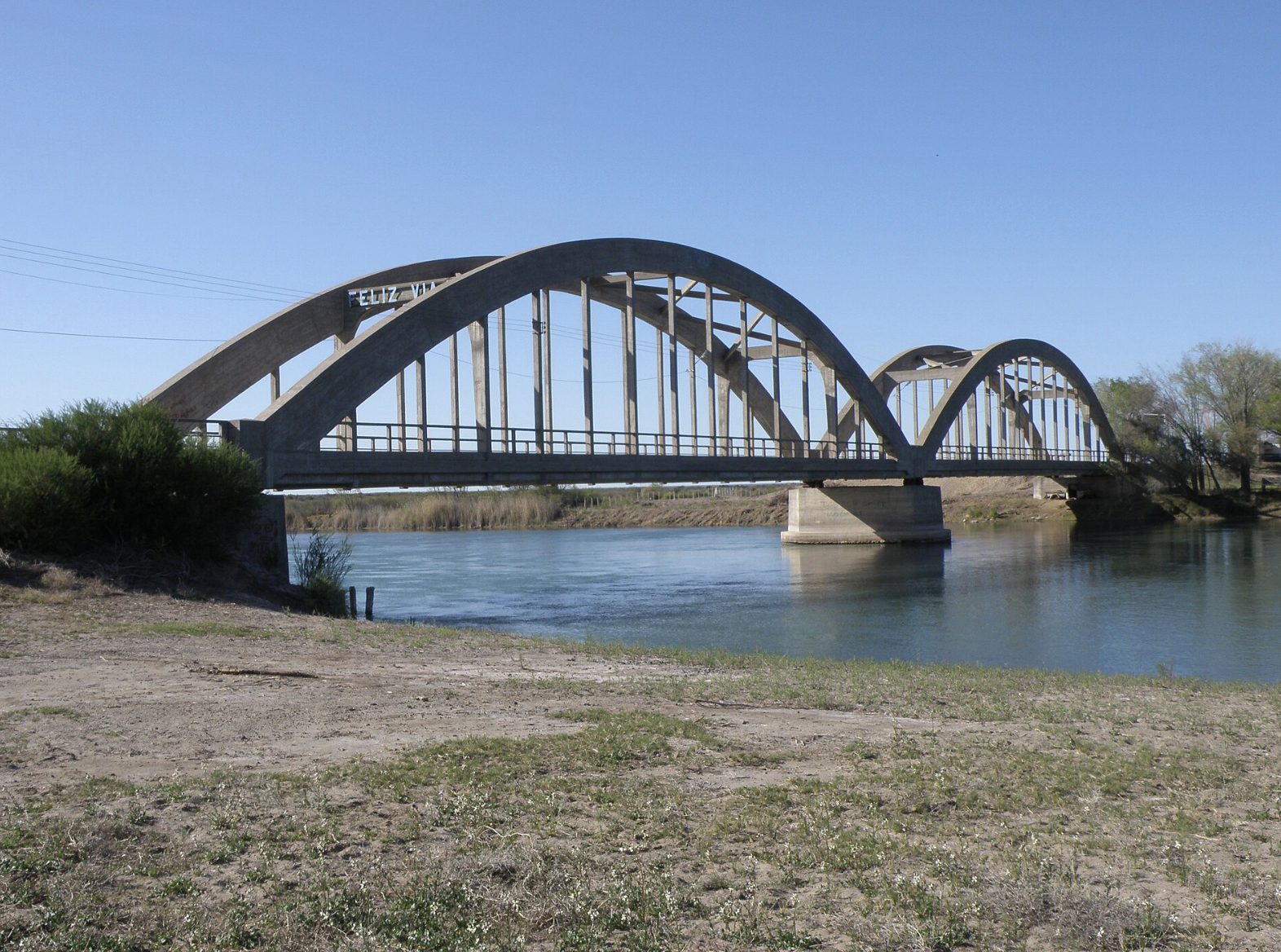 Río Colorado, Argentina: El emblemático puente de hormigón de dos arcos cruzando el cauce del río. Fuente: Wiki Commons.