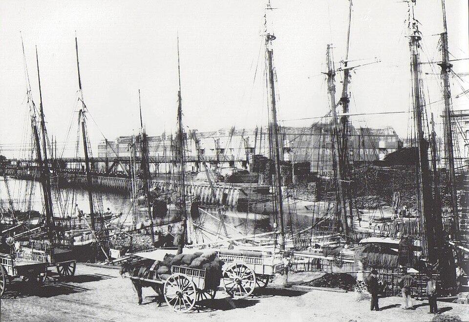 Imagen blanco y negro del puerto de Buenos Aires hacia comienzos del siglo XX.