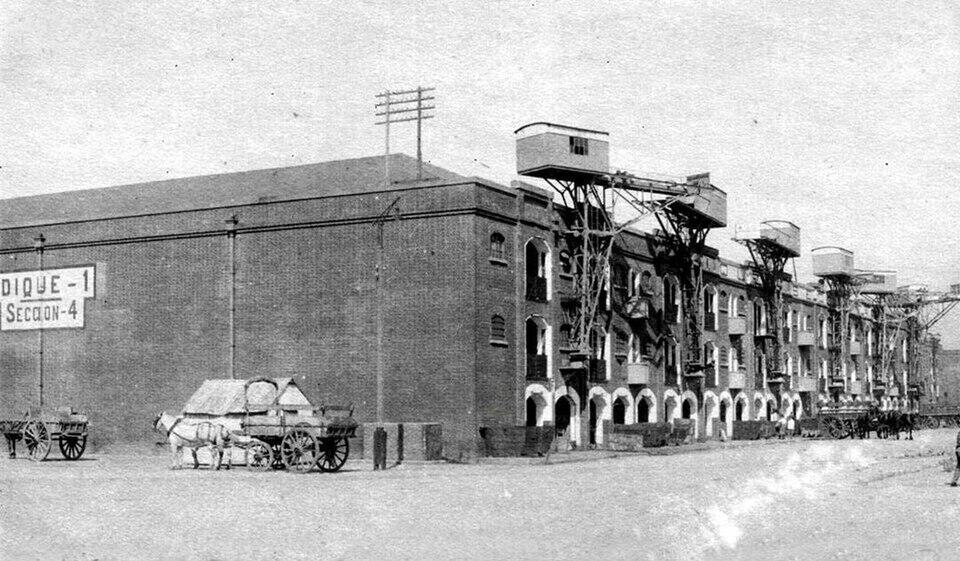 Silos en los edificios de Puerto Madero, Buenos Aires, 1900.