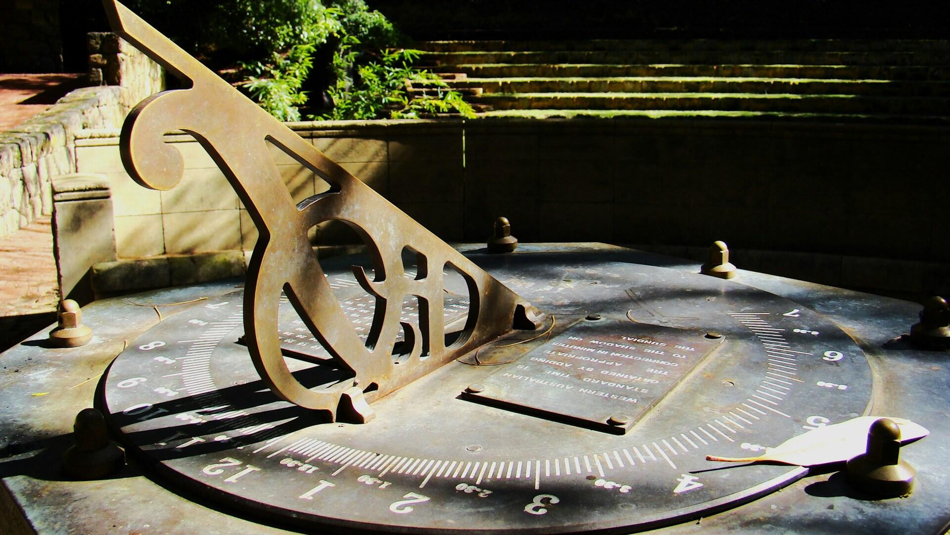 Australia Occidental. Reloj de sol de bronce capturando la sombra para medir el tiempo. Foto por Iain.