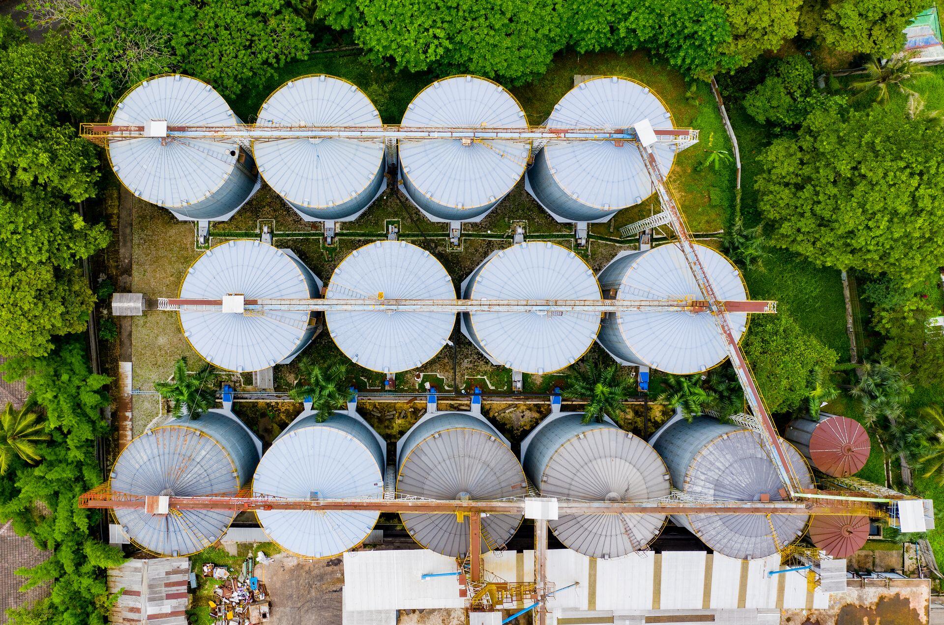 Vista aerea de silos entre la vegetación.