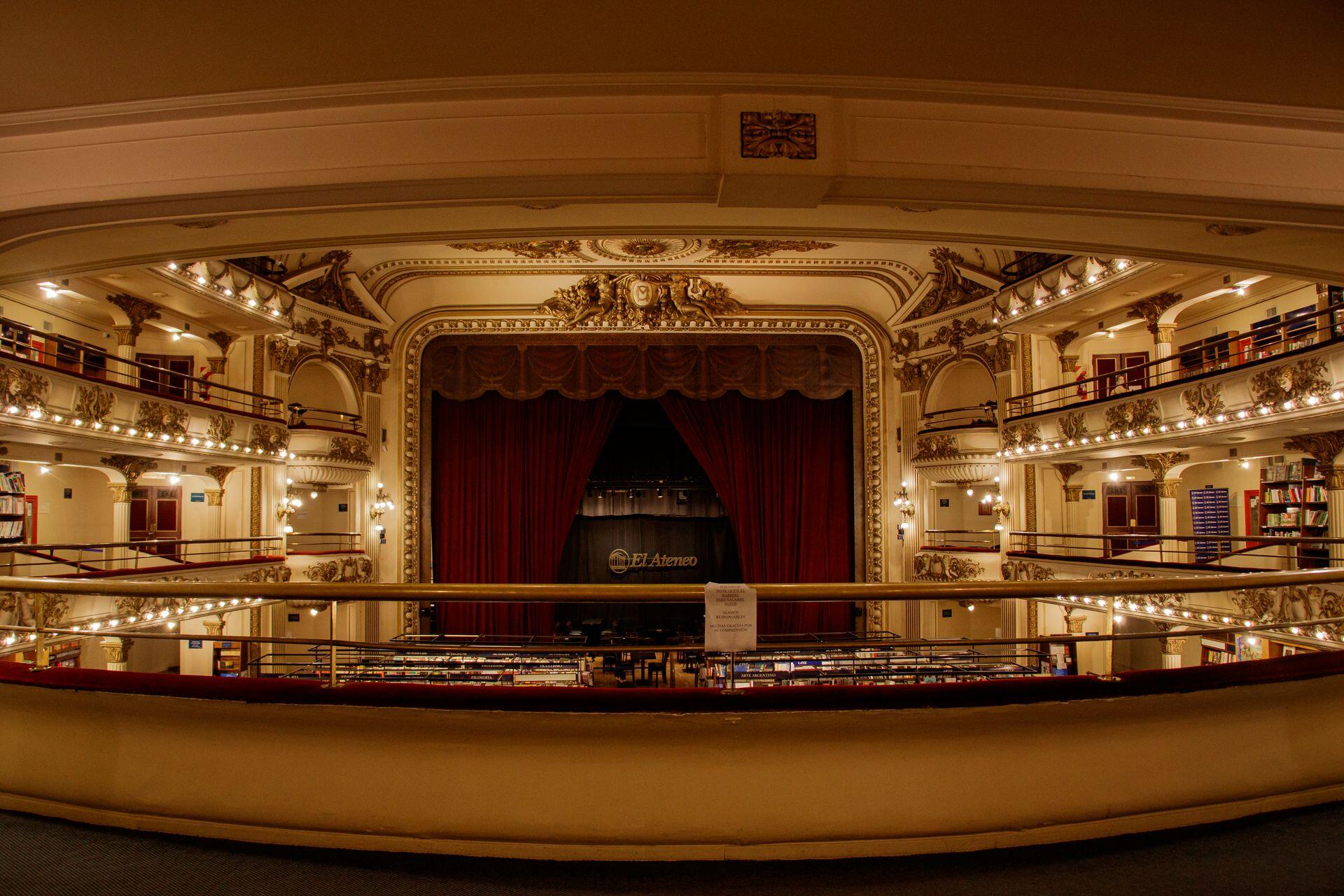 Interior de un teatro antiguo iluminado.