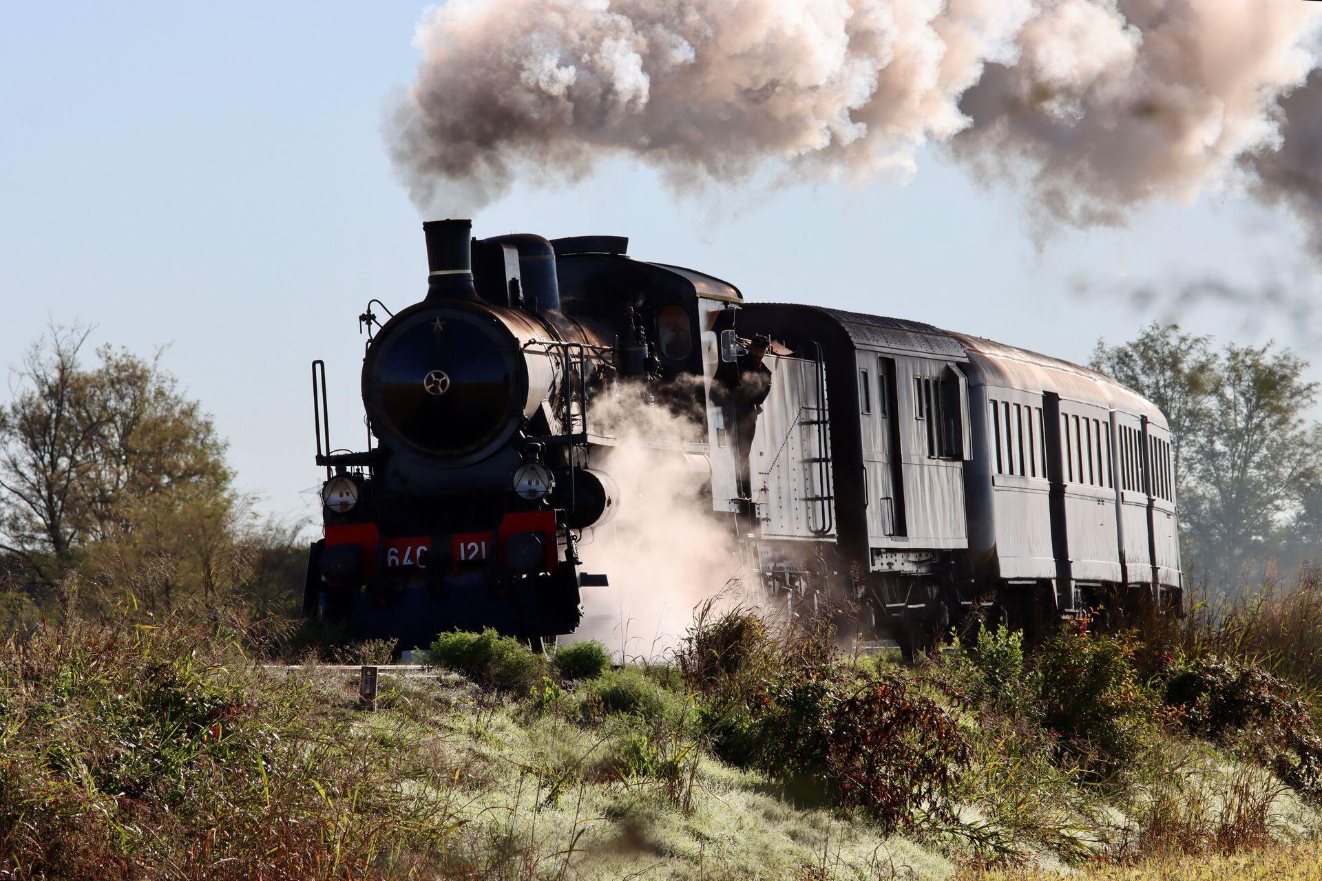 Antiguo ferrocarril a vapor sobre las vías.