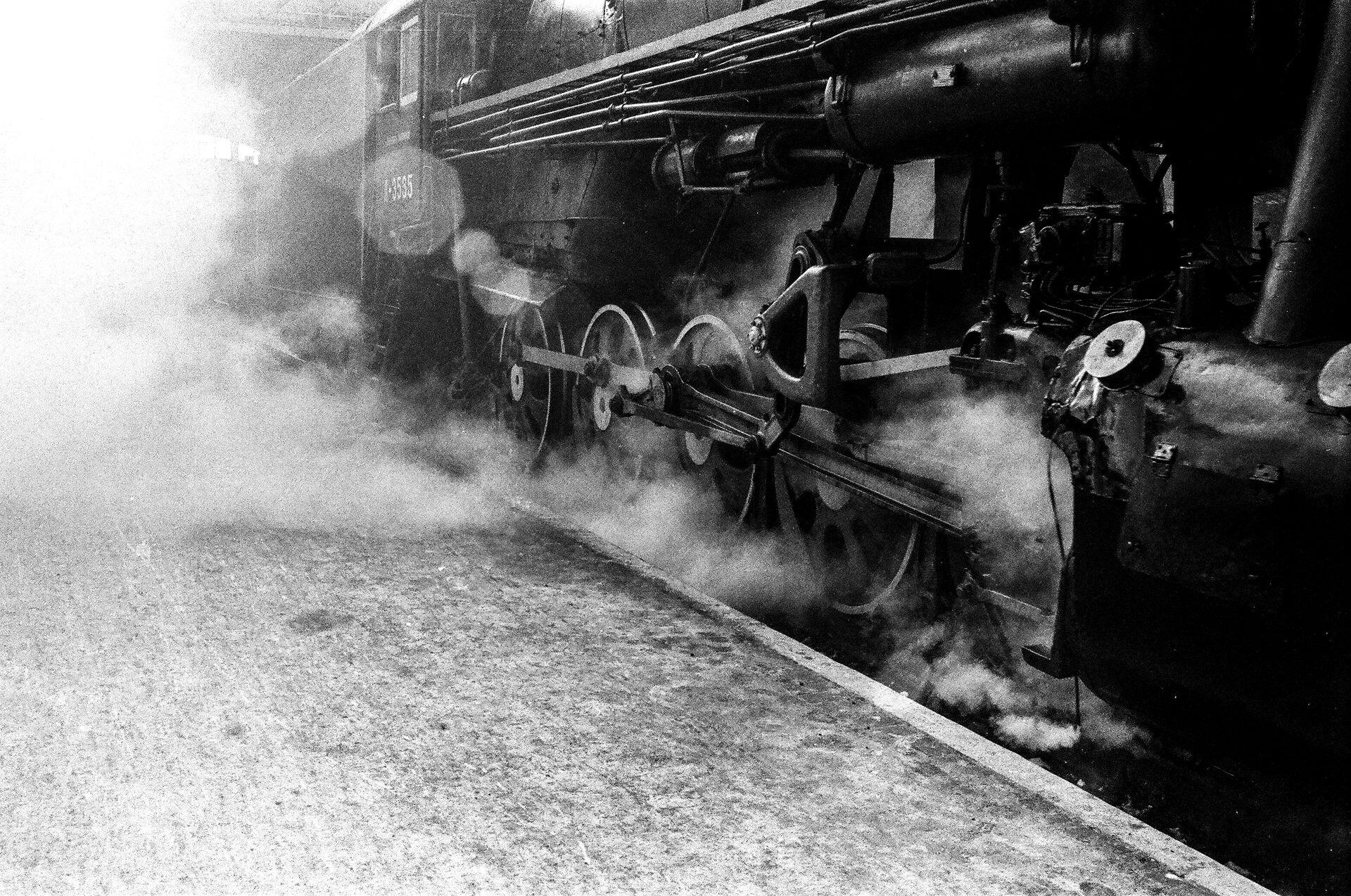 Tren a vapor en movimiento.
