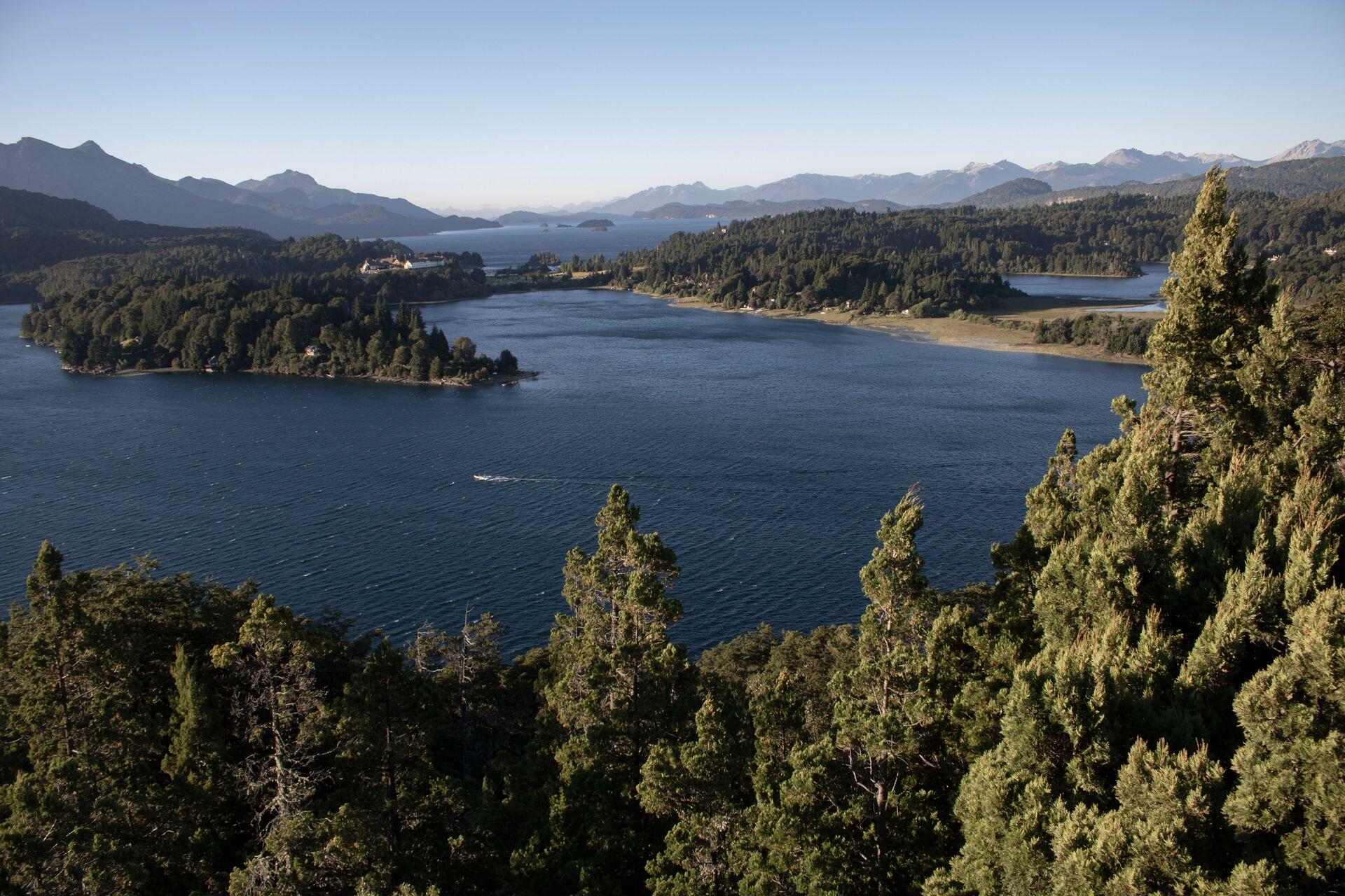 Villa La Angostura, Neuquén, Argentina. Paisaje del Lago Nahuel Huapi que alimenta el río Limay y la represa El Chocón. Foto de Mariana Esain.