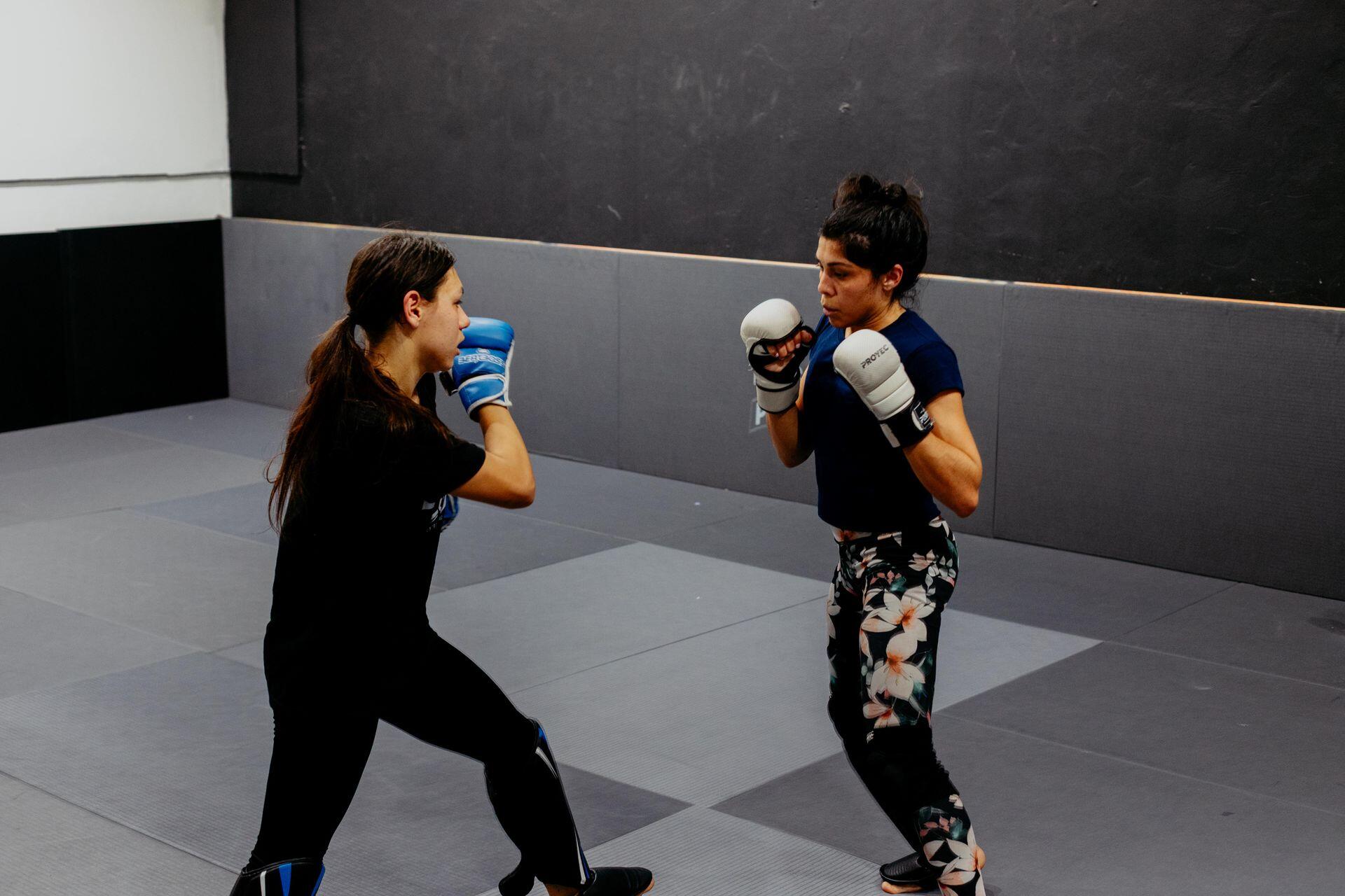 Mujeres enfrentadas con guantes de boxeo.