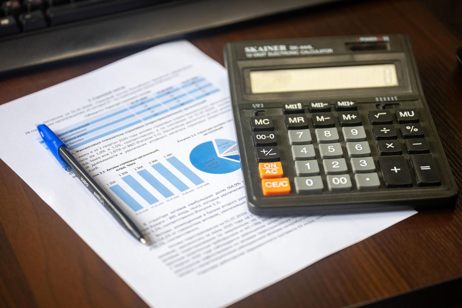 Calculadora y birome sobre los papeles con gráficos.