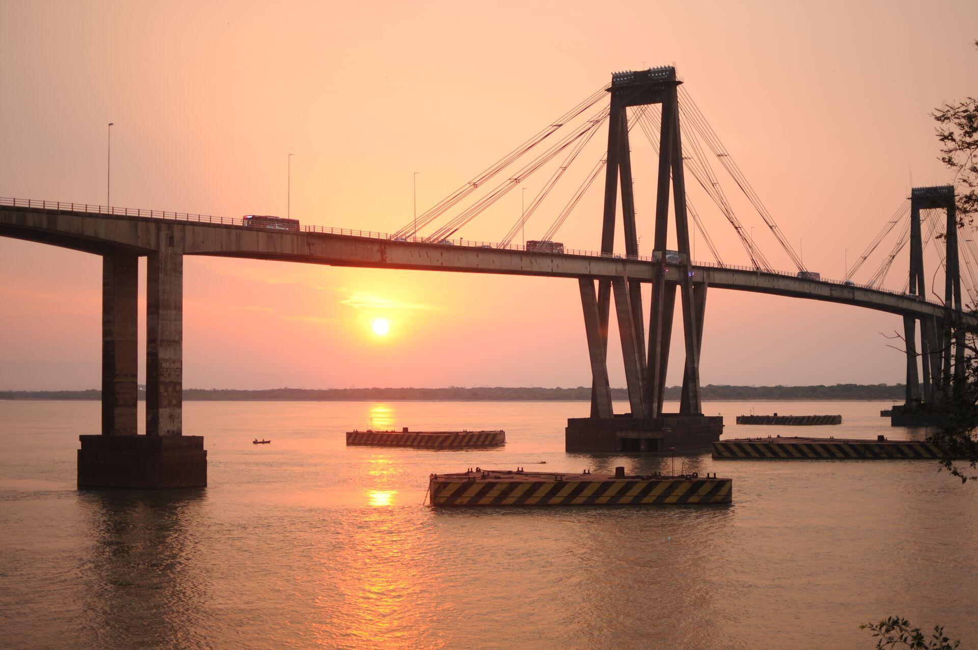 Corrientes, Argentina. Puente General Belgrano sobre el río Paraná al atardecer, cauce abajo de Yacyretá. Foto de Eduardo Eugenio Padron.