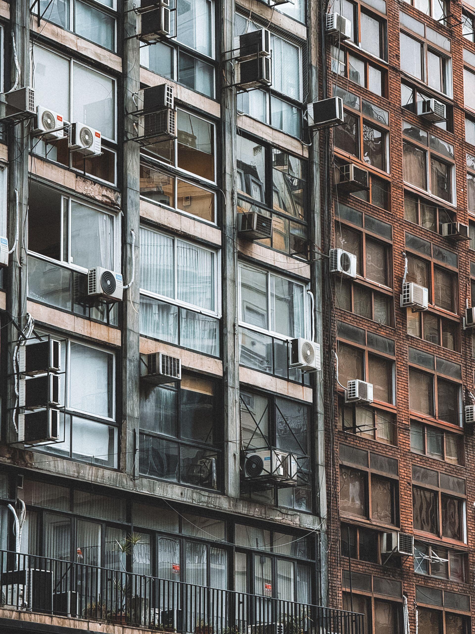 Vista del frente de un edificio.