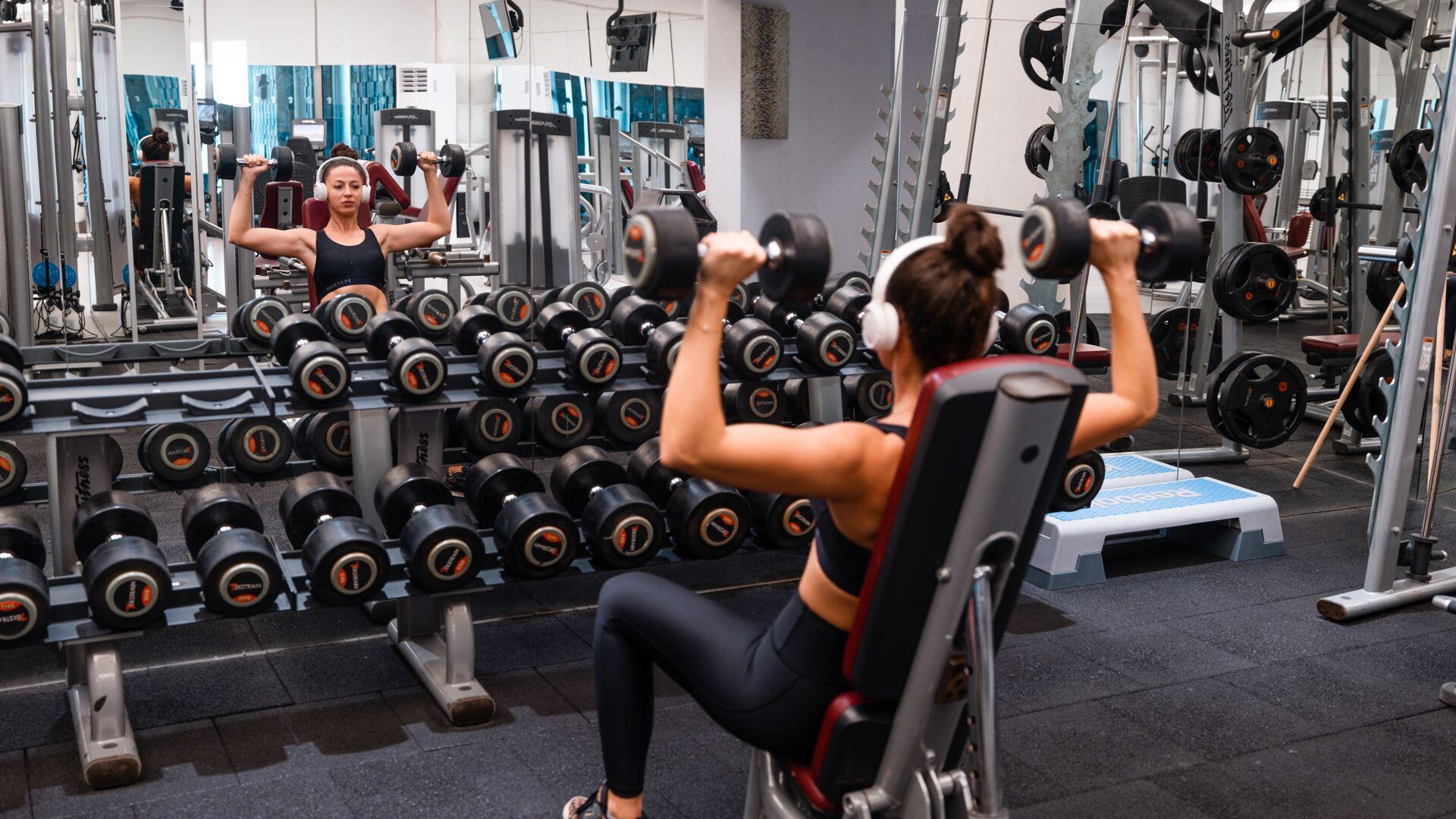 Mujer haciendo ejercicio en el gimnasio.