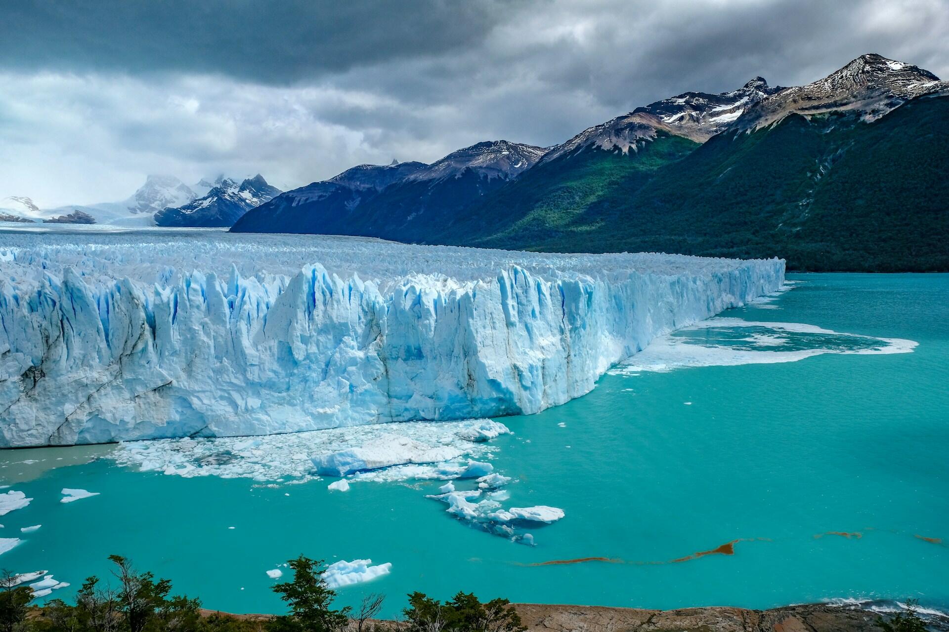 Glaciar Perito Moreno, Parque Nacional Los Glaciares, Argentina. Vista del frente de hielo sobre el agua turquesa. Foto de Hans-Jürgen Weinhardt.