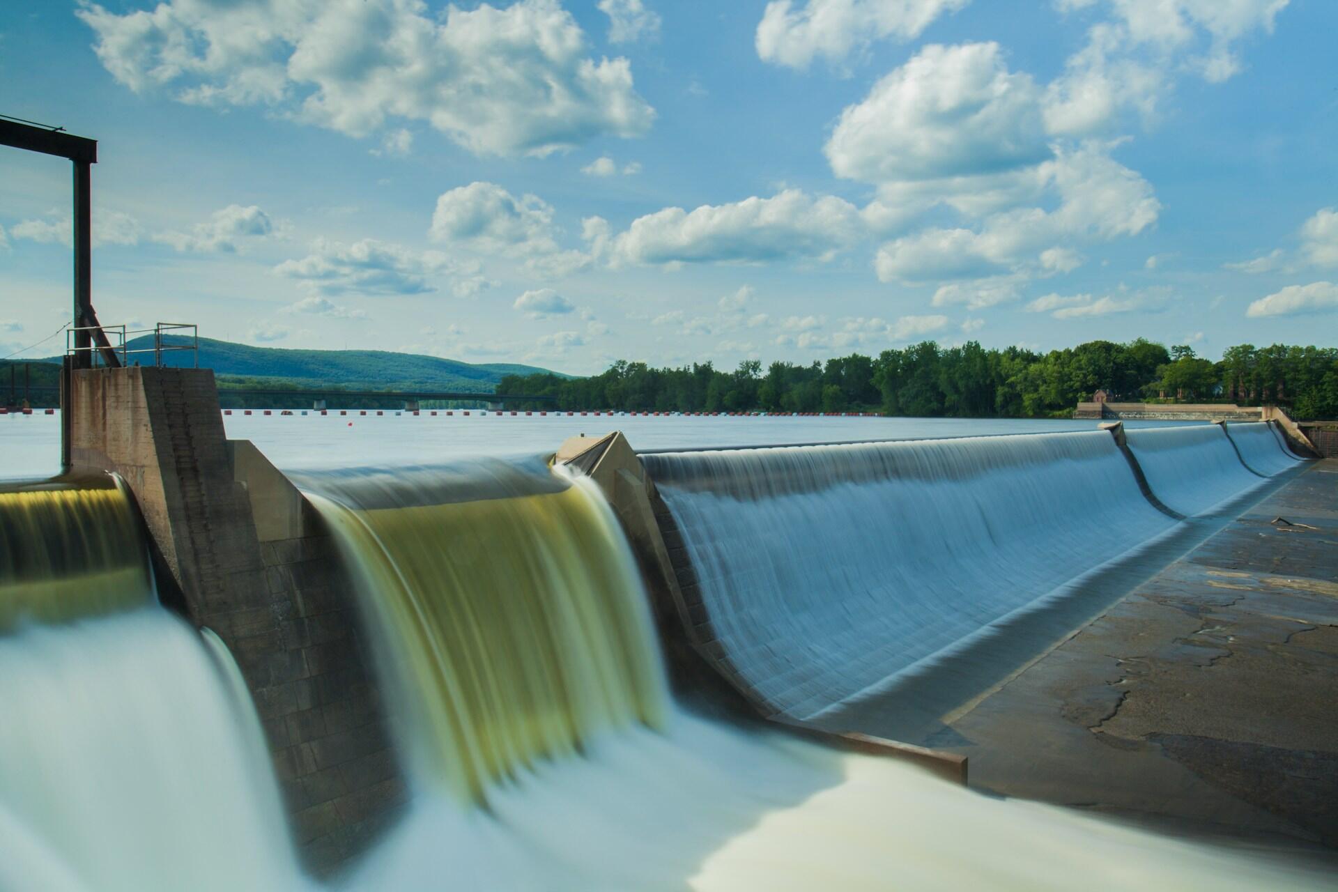 Vertedero de una presa hidroeléctrica con caída de agua. Foto de American Public Power Association.