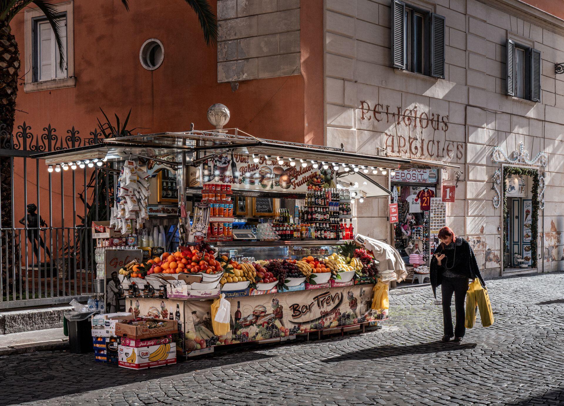 Calle de Roma, Italia; un pintoresco puesto callejero de frutas y bebidas llamado 