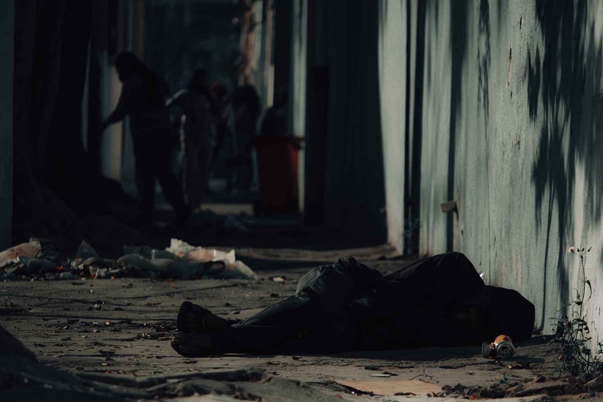 Una persona durmiendo en la calle.