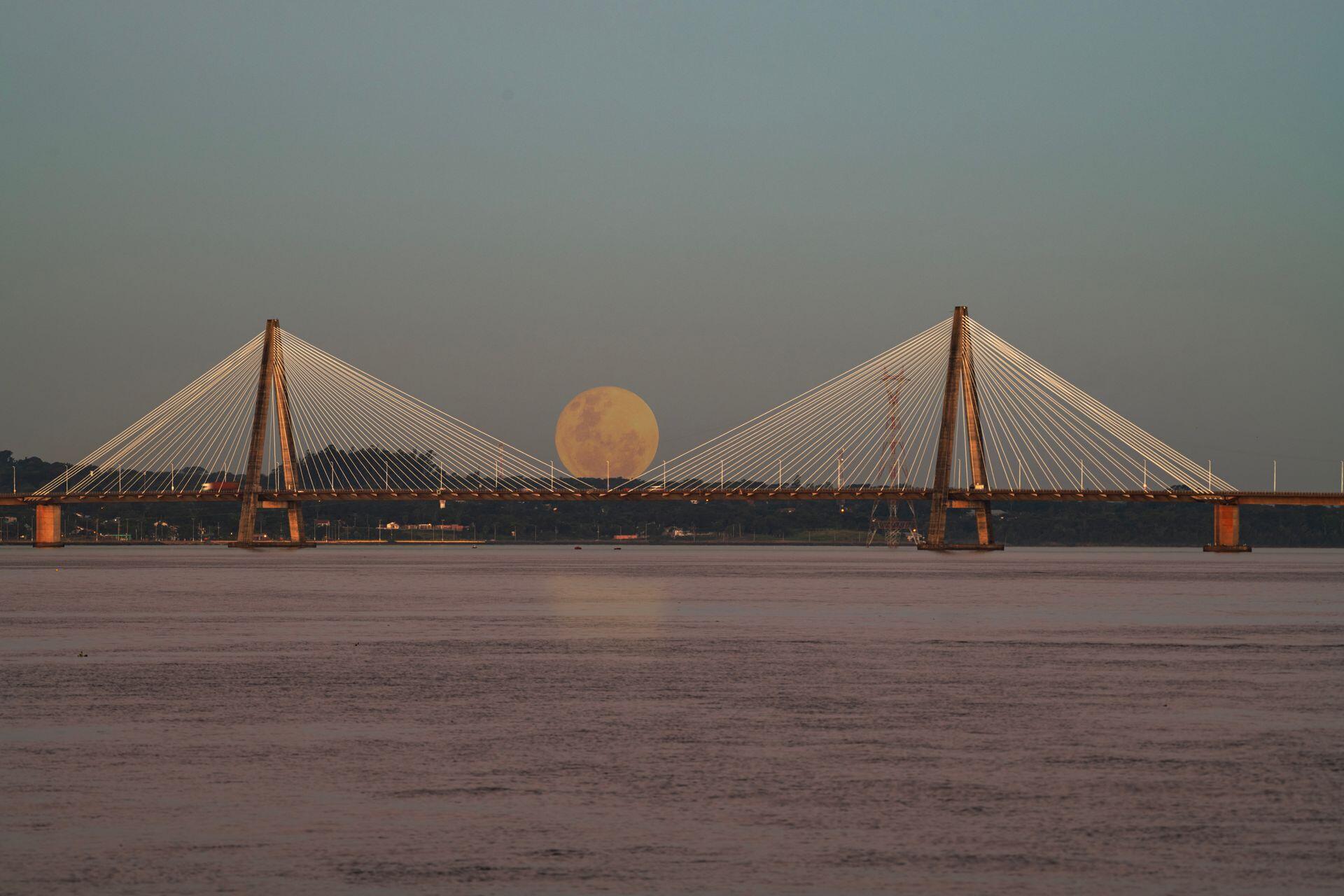 Puente Internacional San Roque González de Santa Cruz, Posadas-Encarnación. Vista del puente sobre el río Paraná con luna llena. Foto de Jose Luis Vanasco.