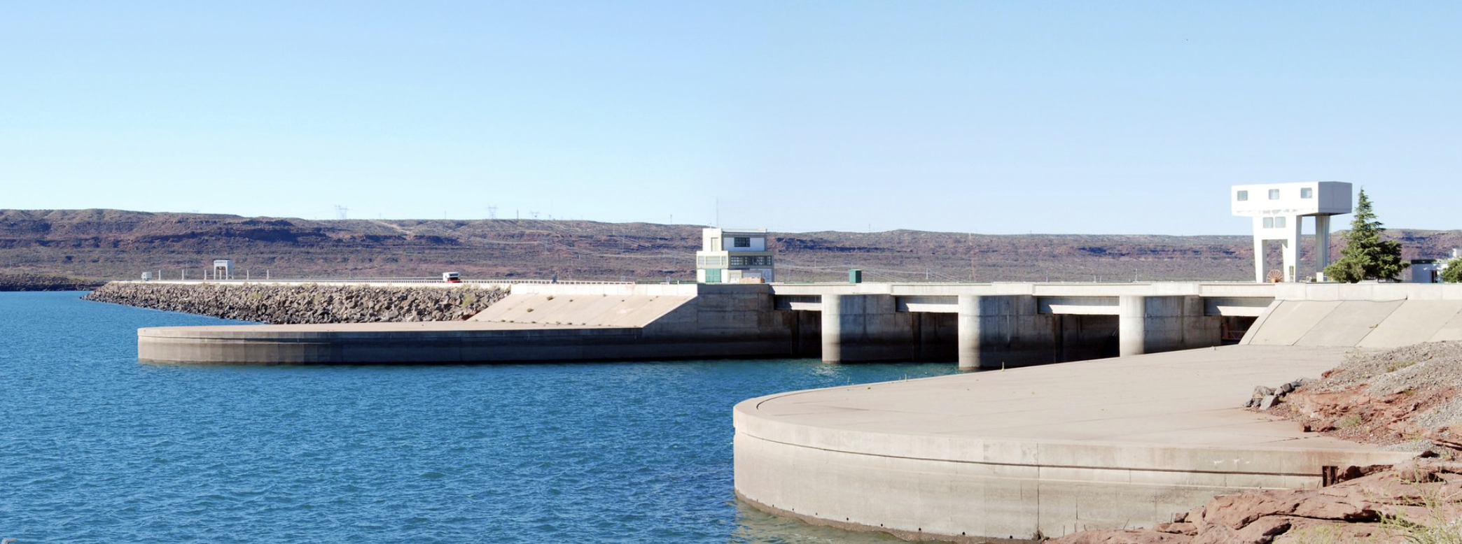 Central Hidroeléctrica El Chocón, Patagonia, Argentina. Estructura de hormigón del vertedero y el embalse. Fuente: Wikimedia Commons.