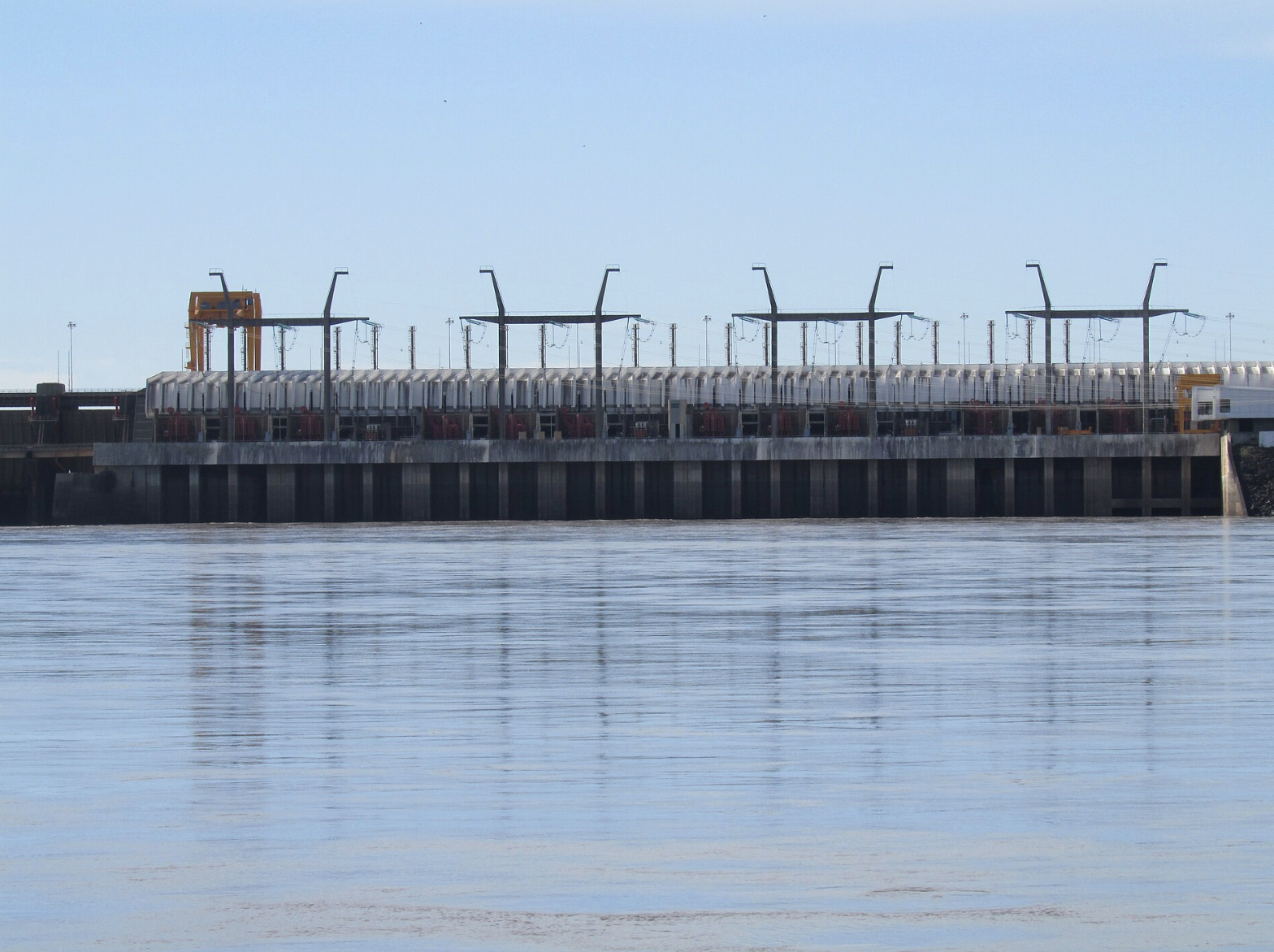 Represa de Salto Grande, frontera entre Argentina y Uruguay. Vista de la estructura de la central hidroeléctrica. Fuente: Wikimedia Commons.