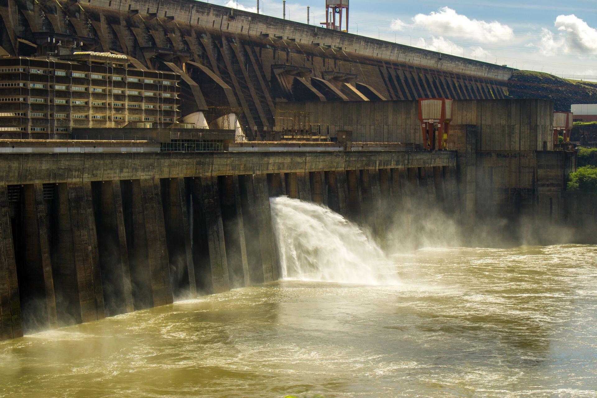 Represa de Yacyretá, Ituzaingó, Argentina. Vista del vertedero de la central hidroeléctrica con descarga de agua. Foto de João Saplak.