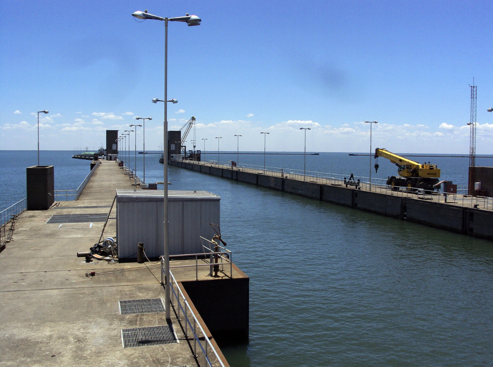 Represa de Yacyretá, frontera entre Argentina y Paraguay. Esclusa de navegación y grúa operativa en el río Paraná. Fuente: Wikimedia Commons.