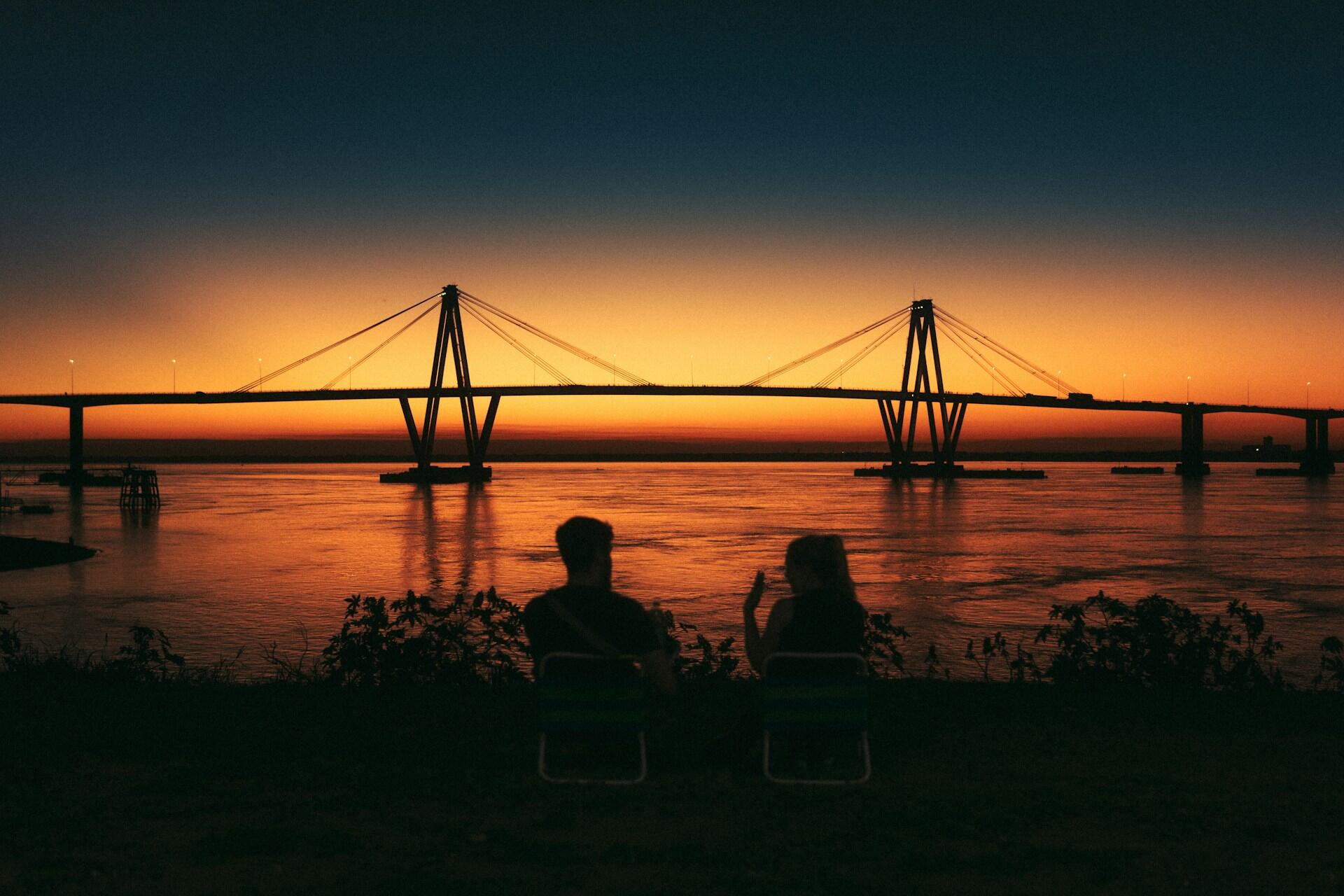 Dos personas observan el río en Corrientes, paisaje del litoral argentino. Foto: Fachy Marín, Unsplash.