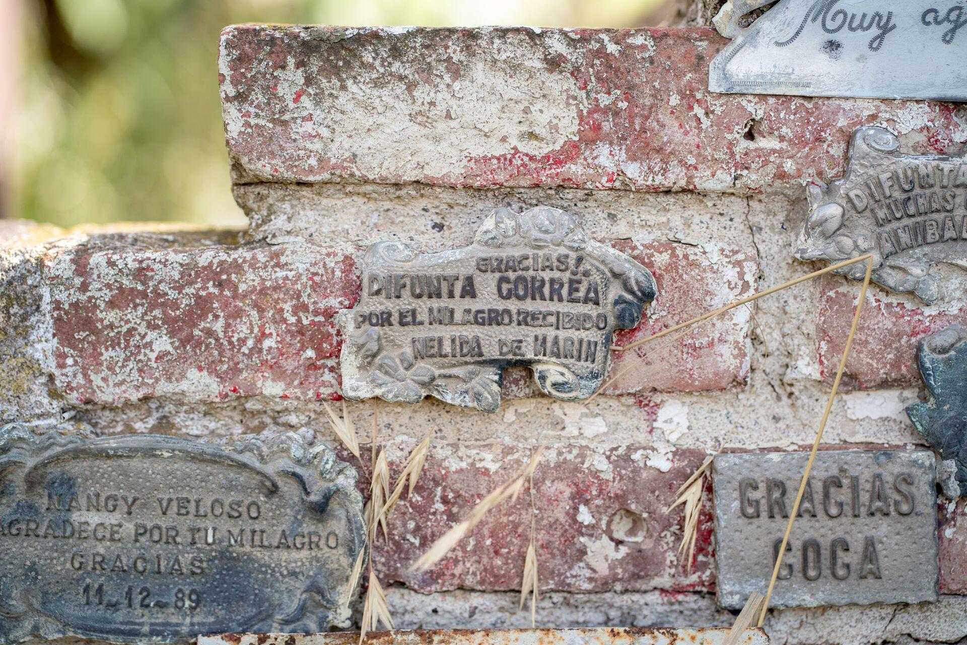 Pared con escritos de agradecimiento a la Difunta Correa en un santuario argentino. Fuente: Tomás Asurmendi, Pexels.