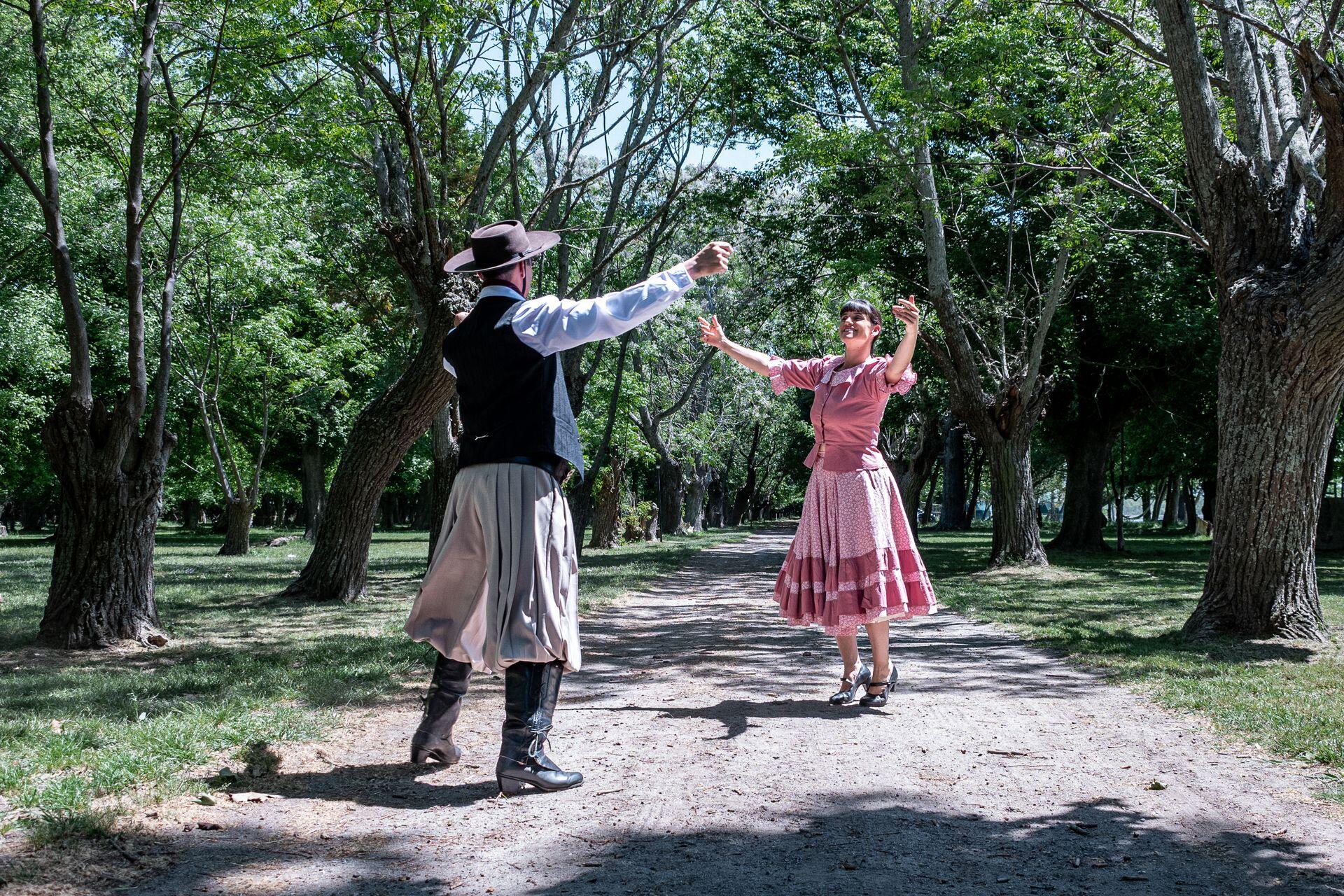 Dos personas bailan una danza gaucha tradicional argentina. Fuente: Alex Dos Santos, Pexels.