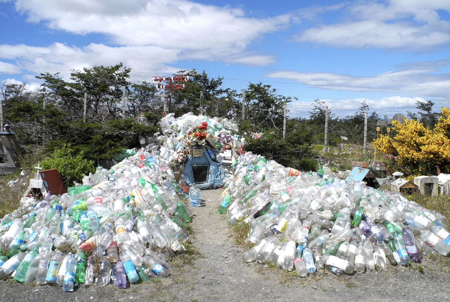 Santuario de la Difunta Correa cubierto por miles de botellas de agua dejadas por los fieles como ofrenda. Fuente: Wiki Commons.