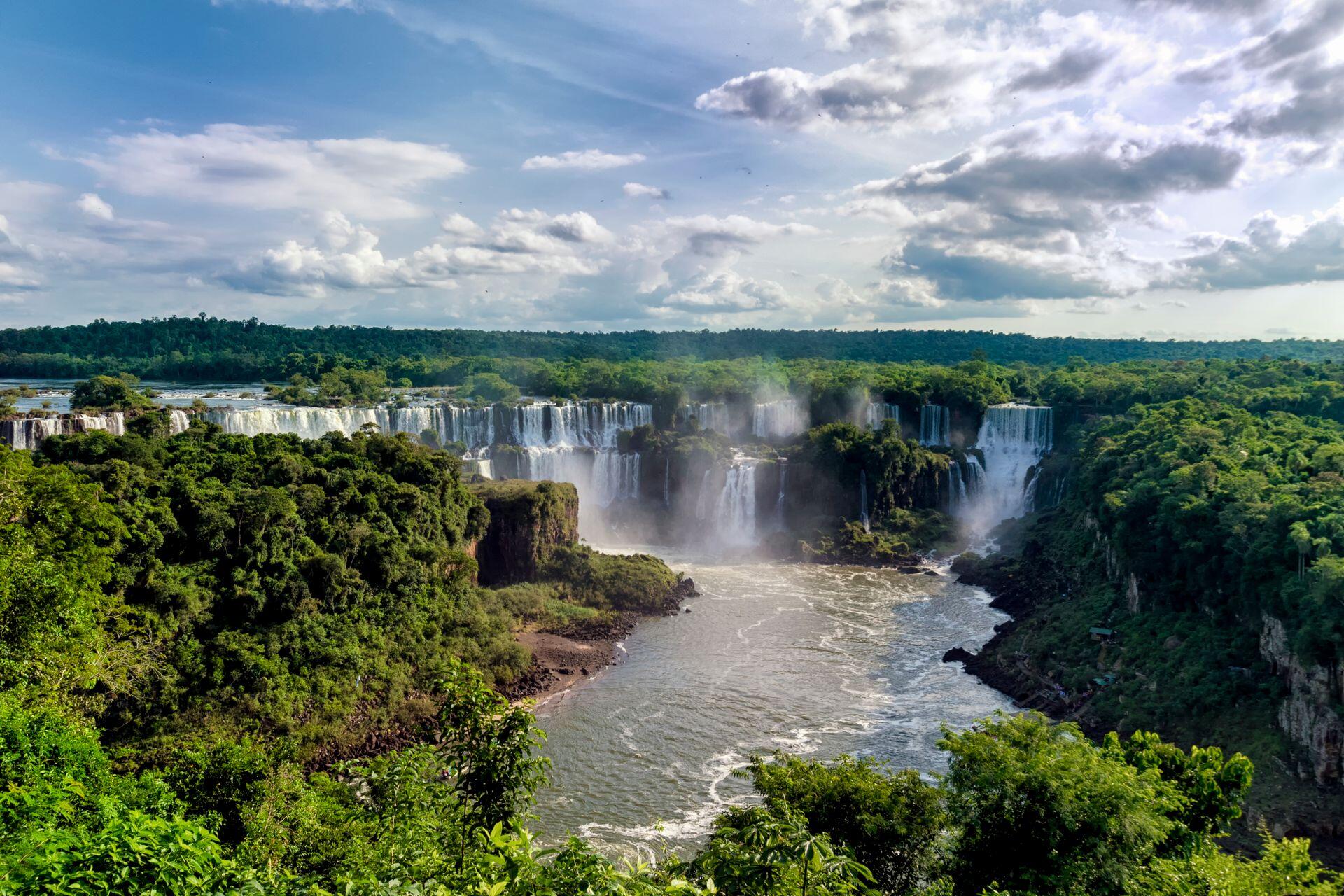 Cataratas rodeadas de vegetación selvática en el litoral, paisaje natural asociado a Misiones. Foto: Paulo Paranhos, Pexels.