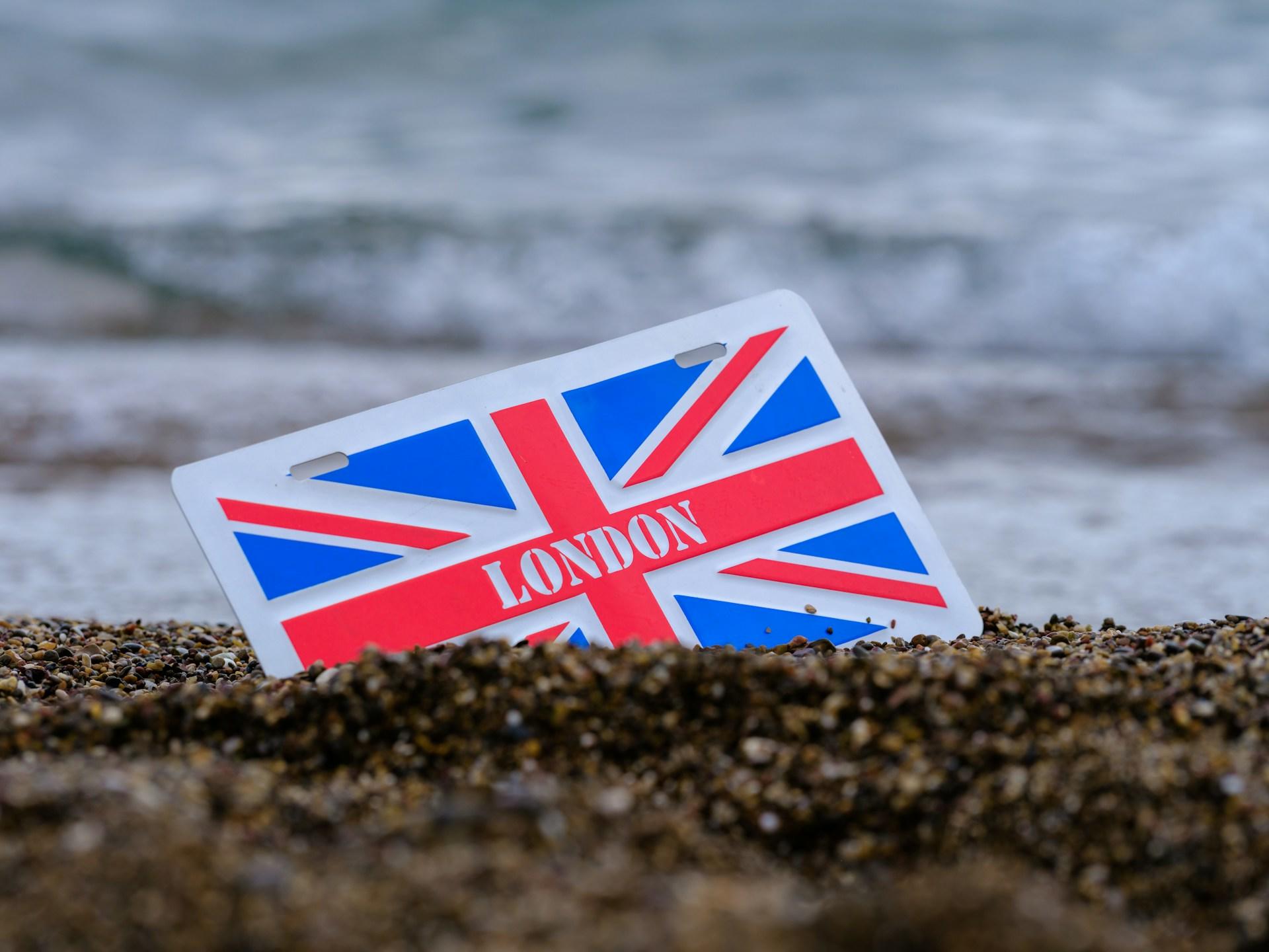 Eine Englische Flagge ragt aus dem Boden
