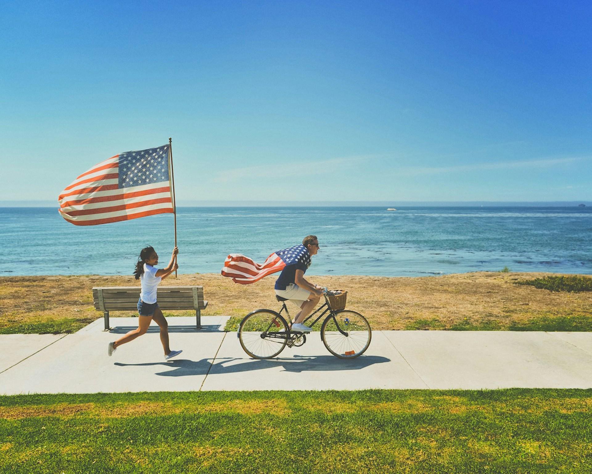 Paar mit amerikanischer Flagge vor Meer