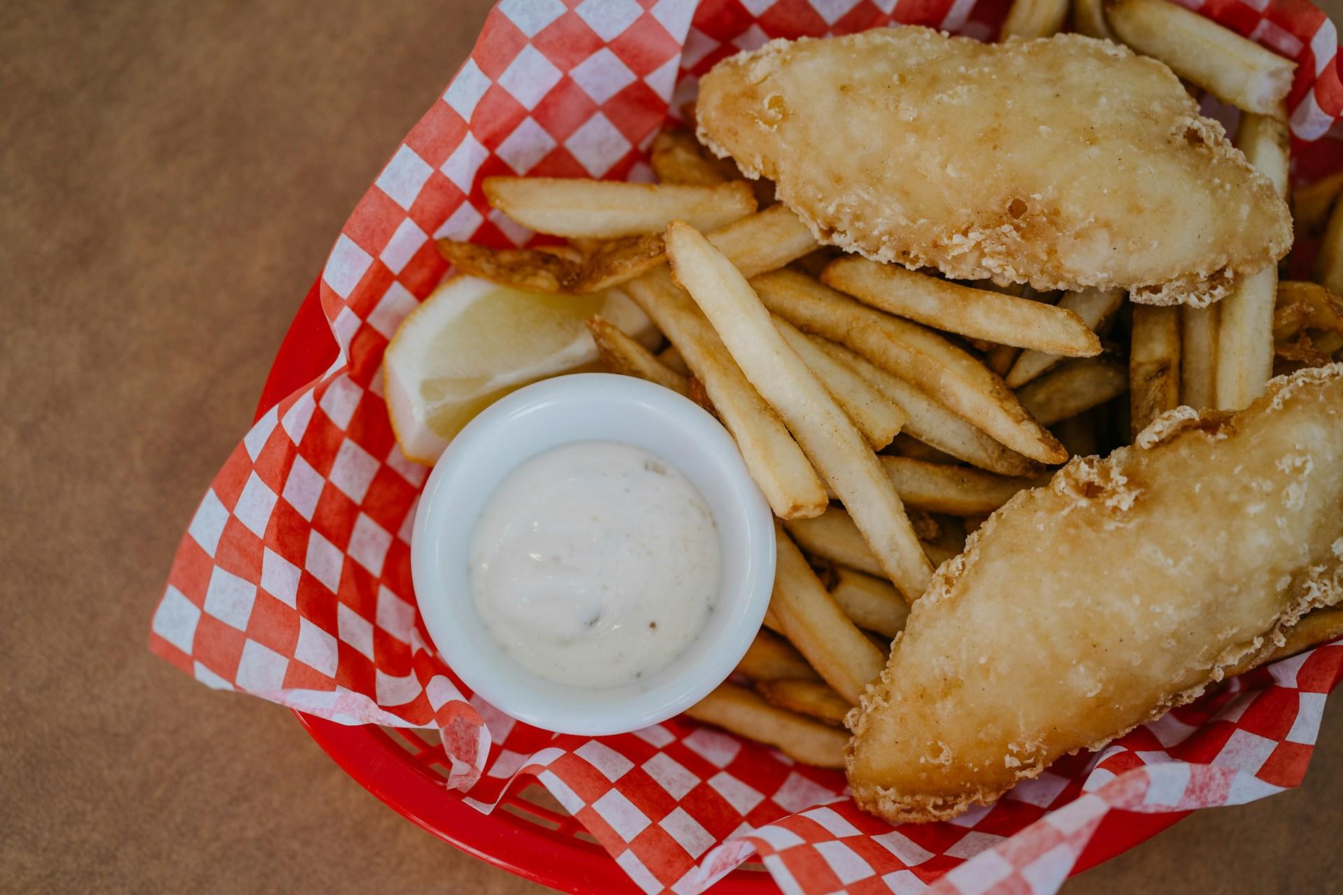Fish and Chips auf einer rot weißen Serviette