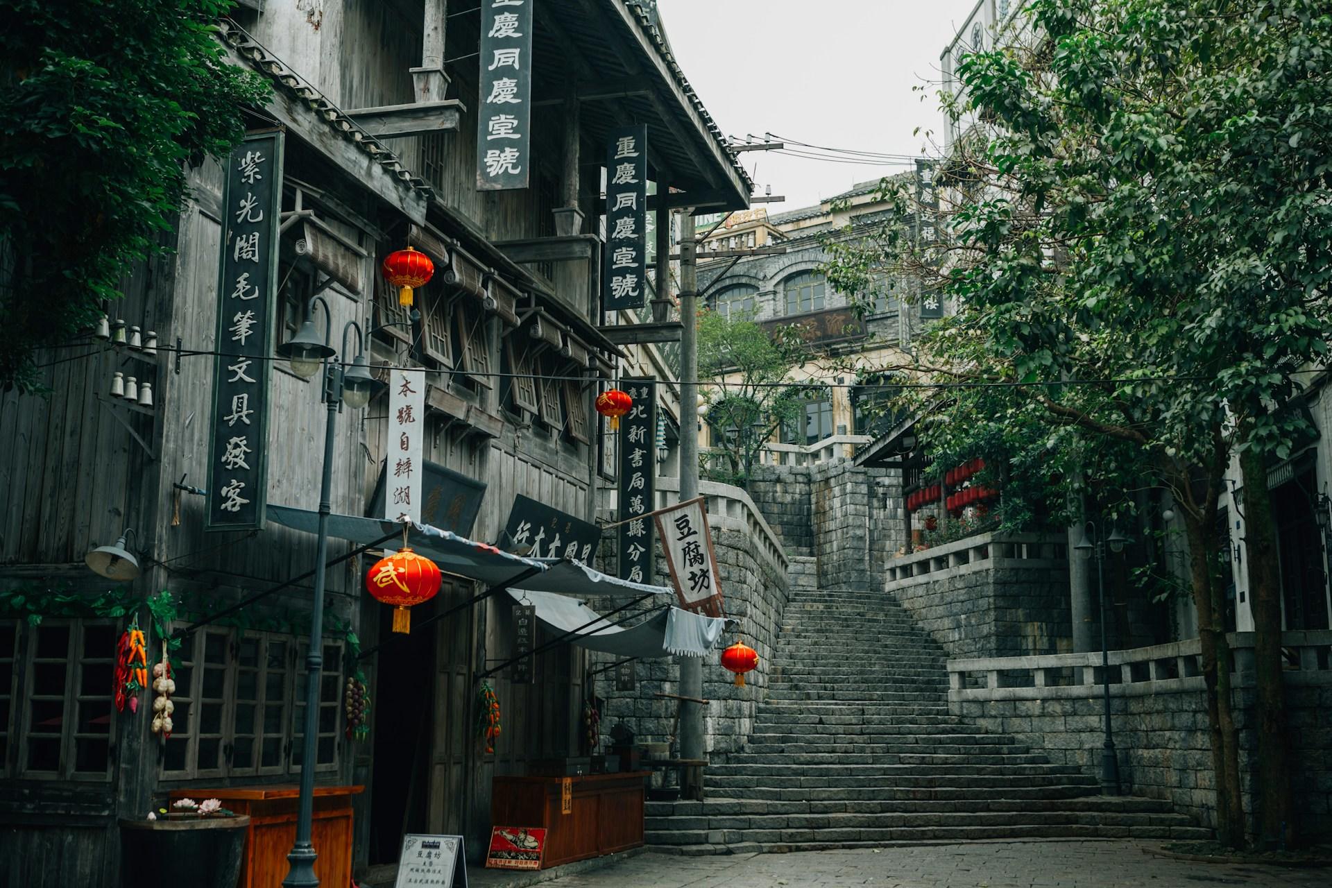 Chinesische Strasse mit Schriftzeichen und Laternen