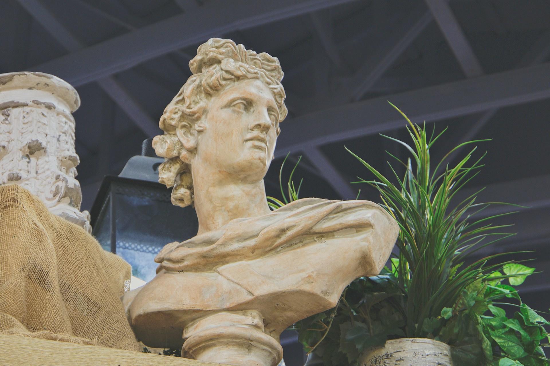 Büstenstatue von Dekoration umringt