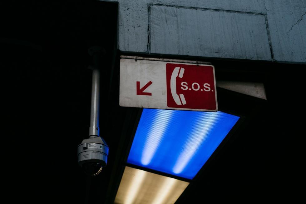 SOS Beschilderung in einem Gang