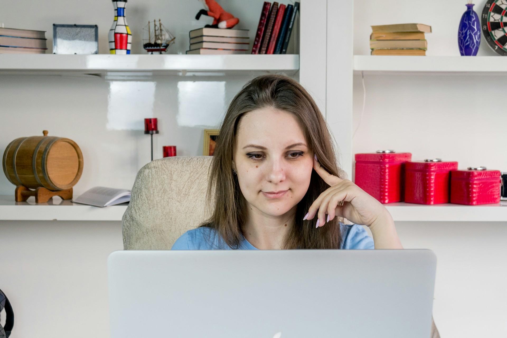 Frau beim Arbeiten am Laptop