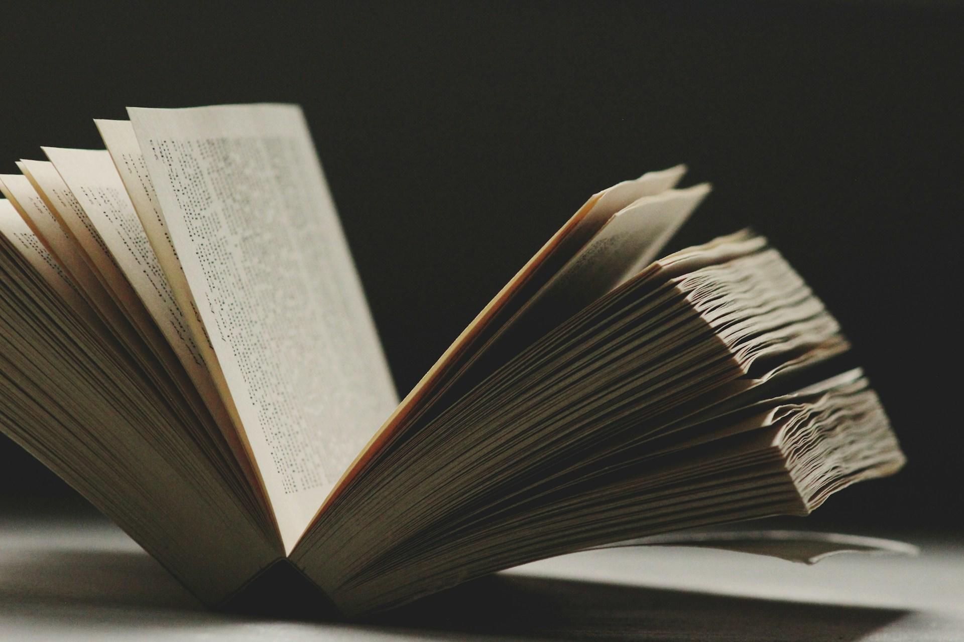 Aufgeschlagenes Buch auf einem Tisch