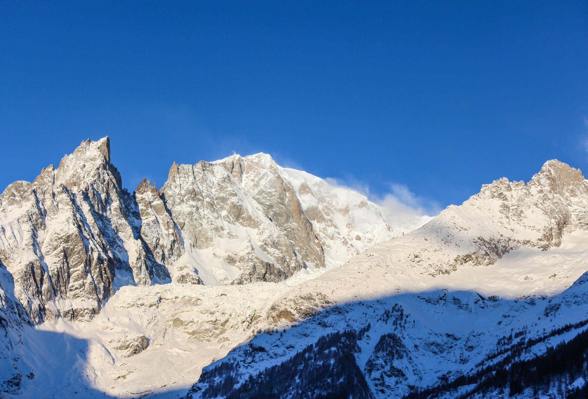 Österreich bietet Berge und eine Vielfalt an Sprachen.